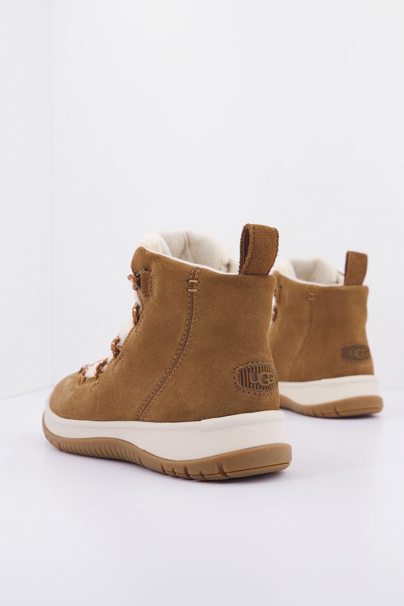 UGG AKESIDER HERITAGE MID en color MARRON CLARO (3)