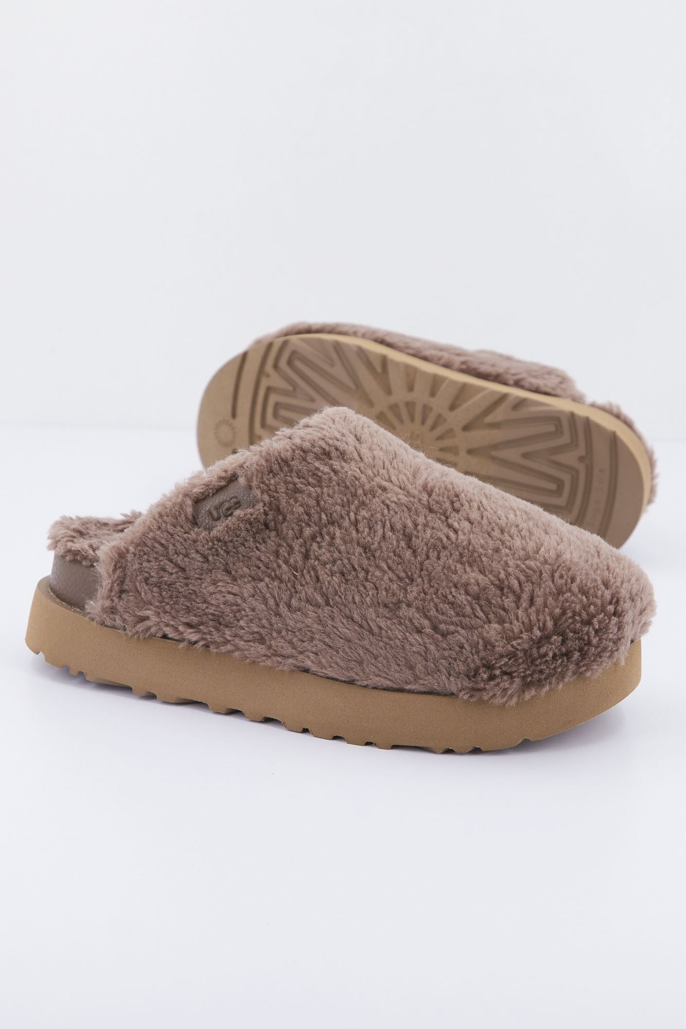 UGG W FUZZ SUGAR SLIDE en color MARRON (1)