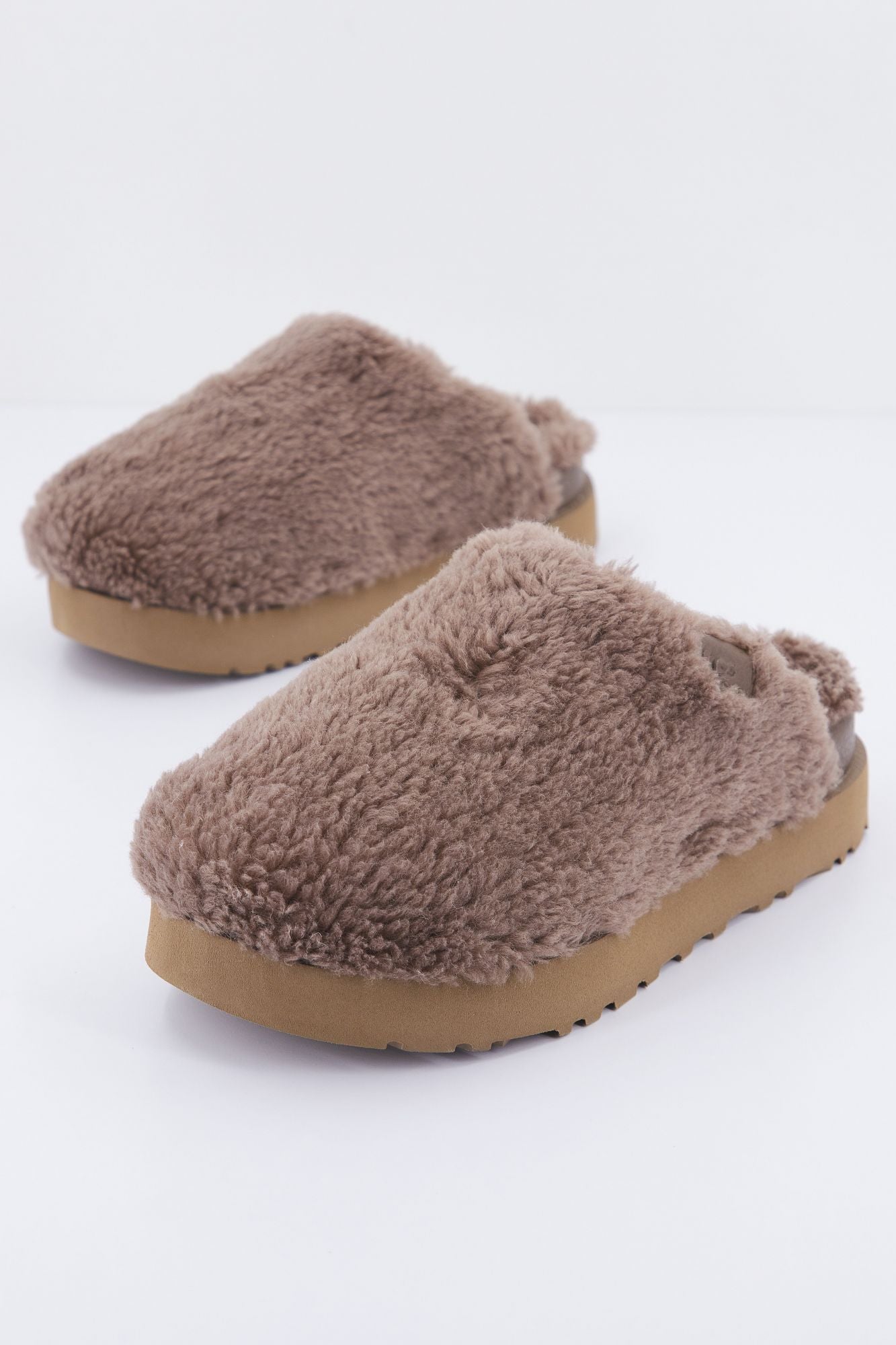 UGG W FUZZ SUGAR SLIDE en color MARRON (2)