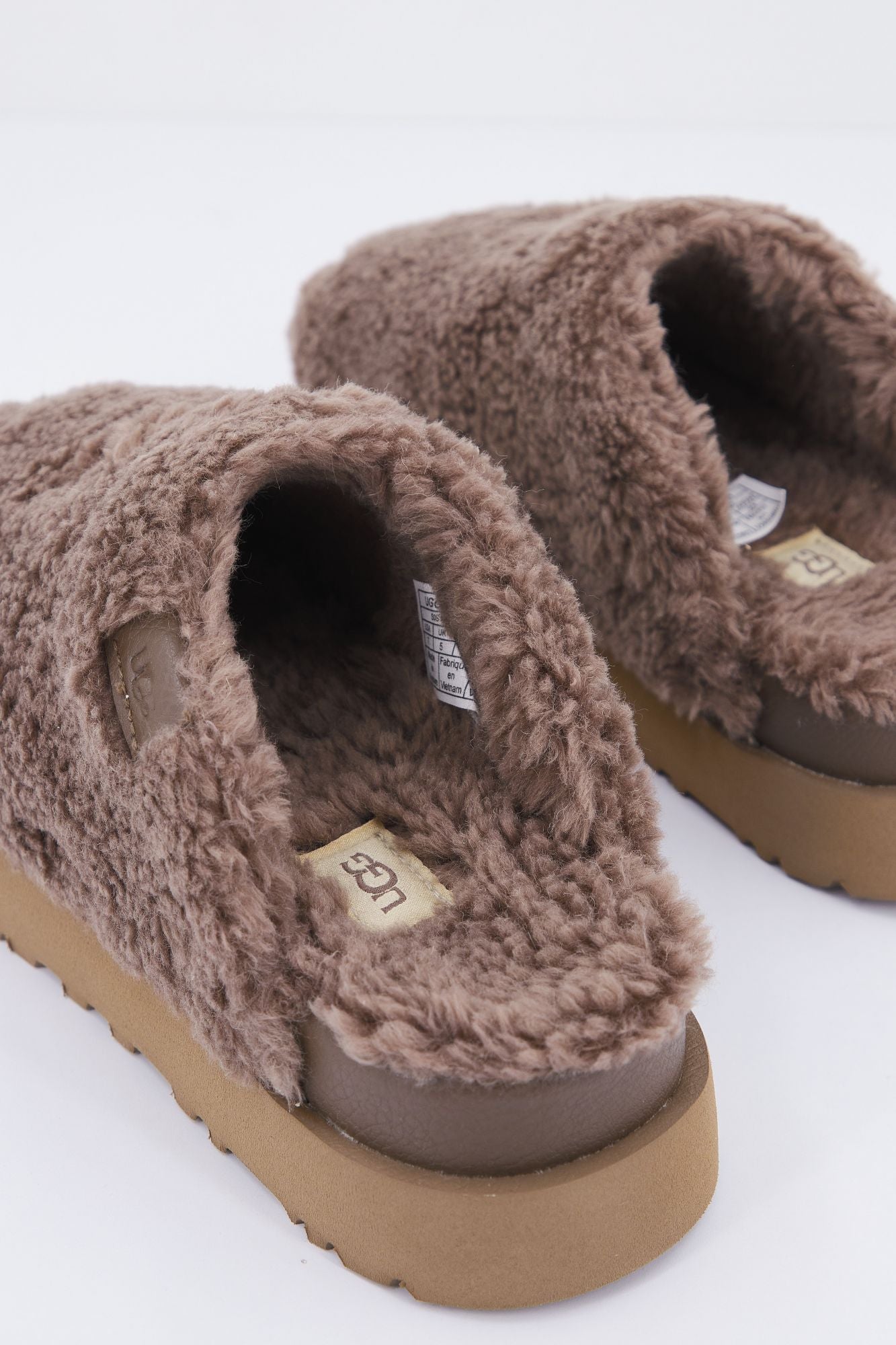 UGG W FUZZ SUGAR SLIDE en color MARRON (3)