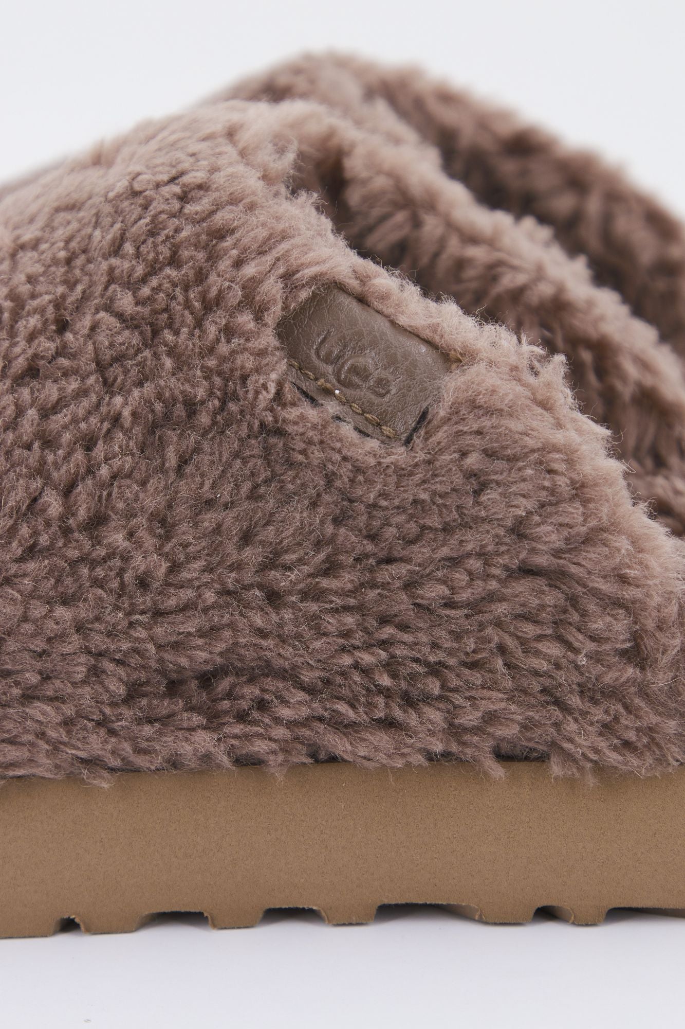 UGG W FUZZ SUGAR SLIDE en color MARRON (4)