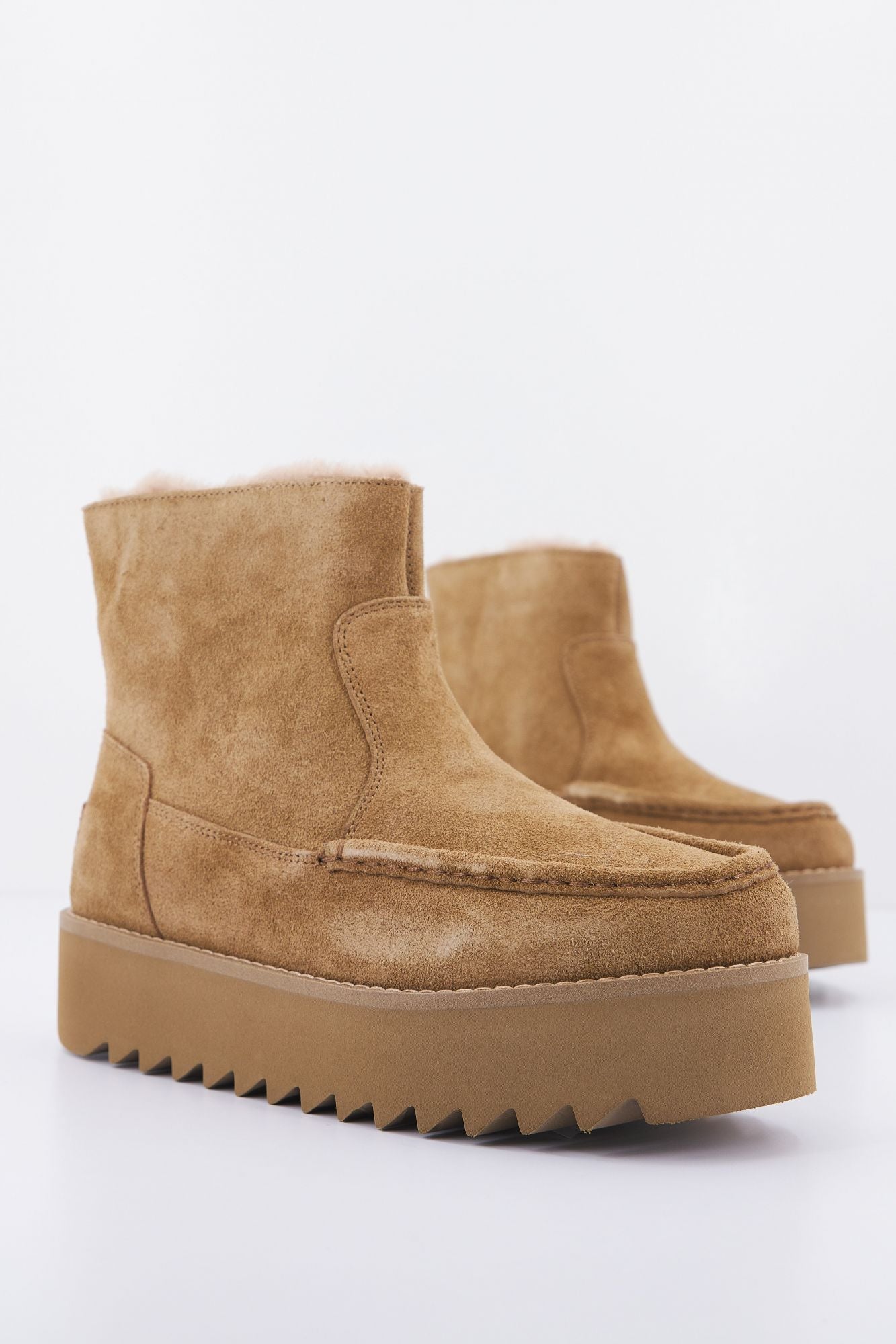 UGG W CLASSIC RISING HEEL-ZIP en color MARRON CLARO (2)