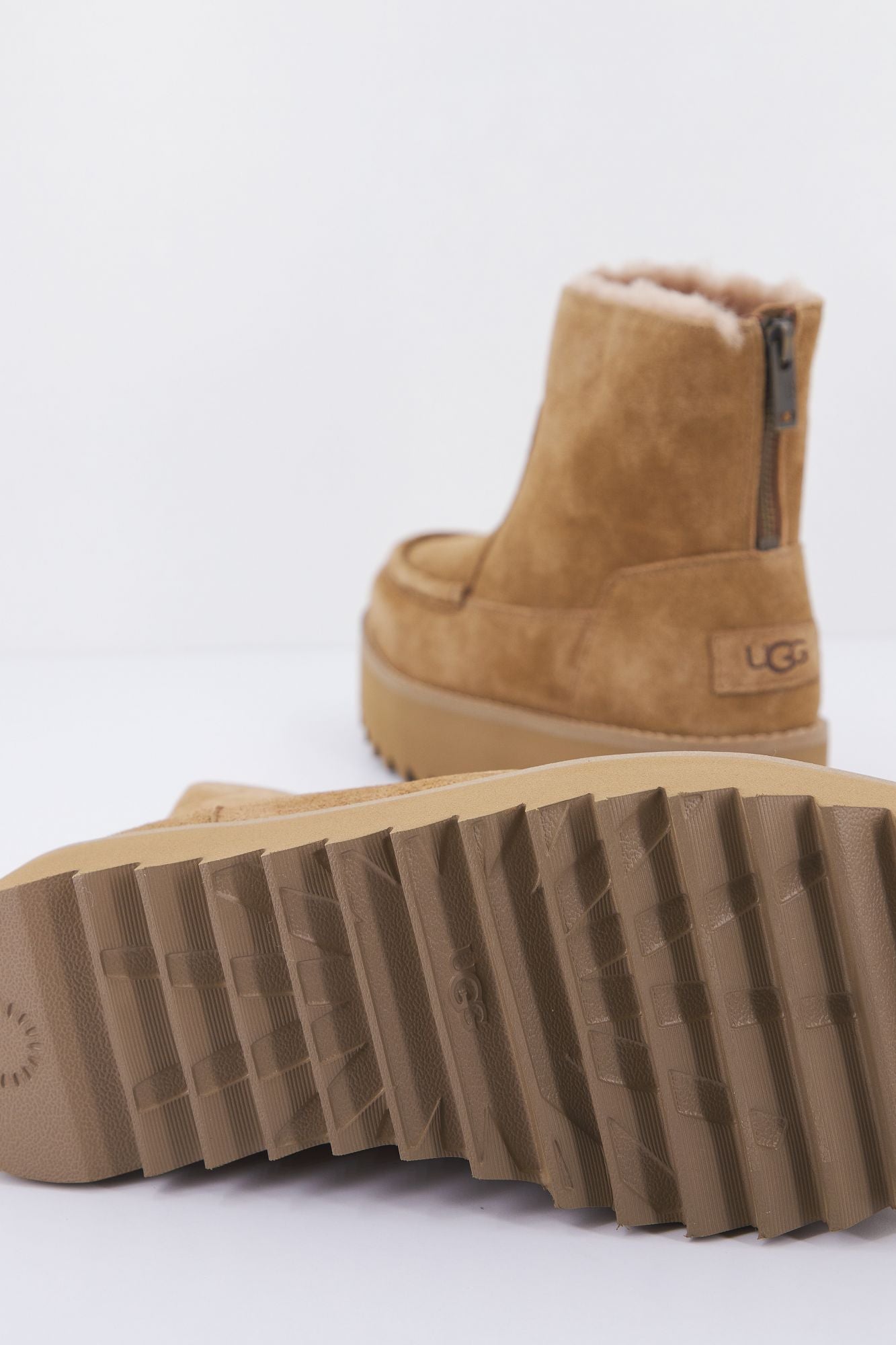 UGG W CLASSIC RISING HEEL-ZIP en color MARRON CLARO (4)