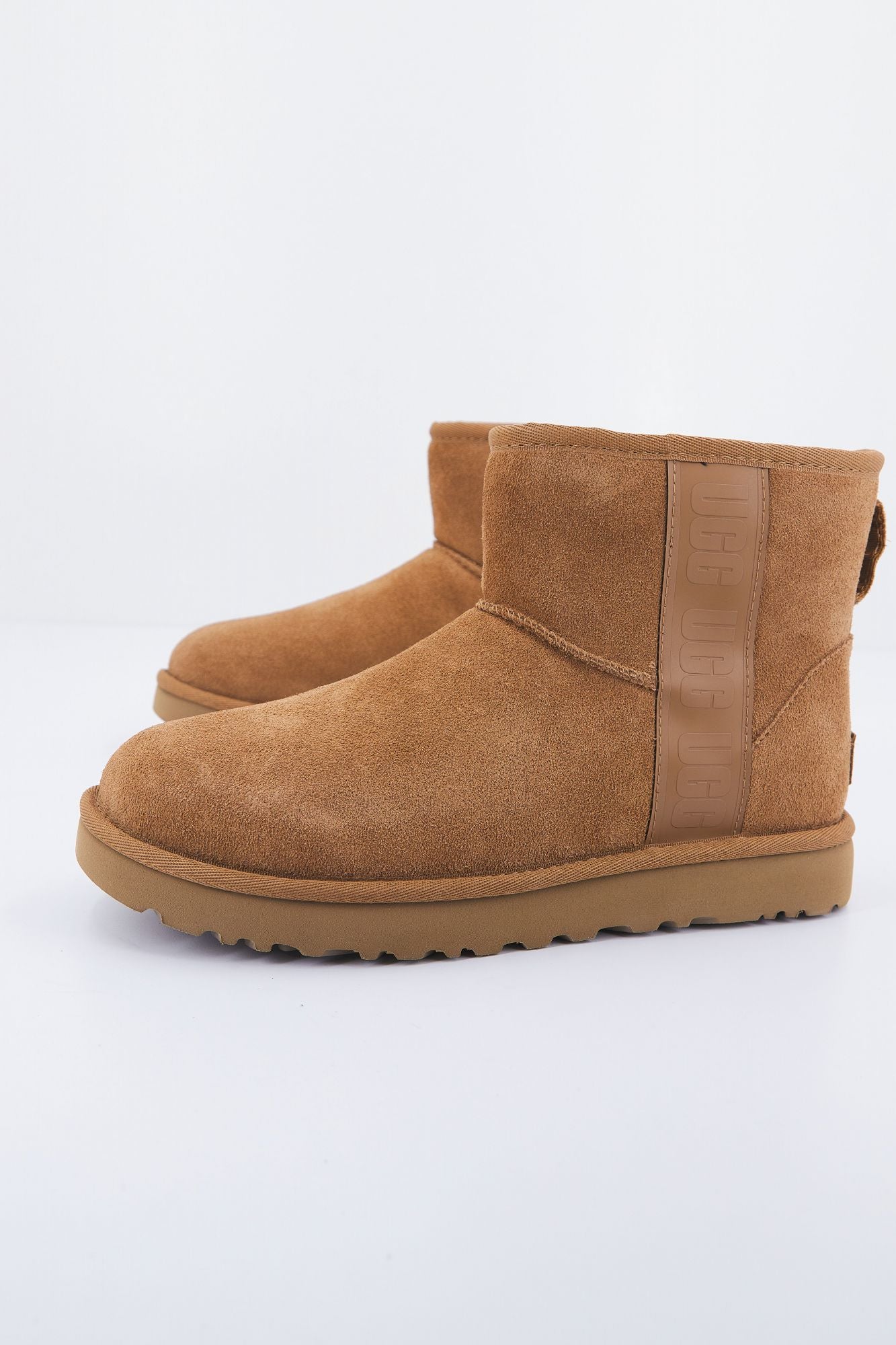 UGG CLASSIC MINI SIDE LOGO en color MARRON (1)