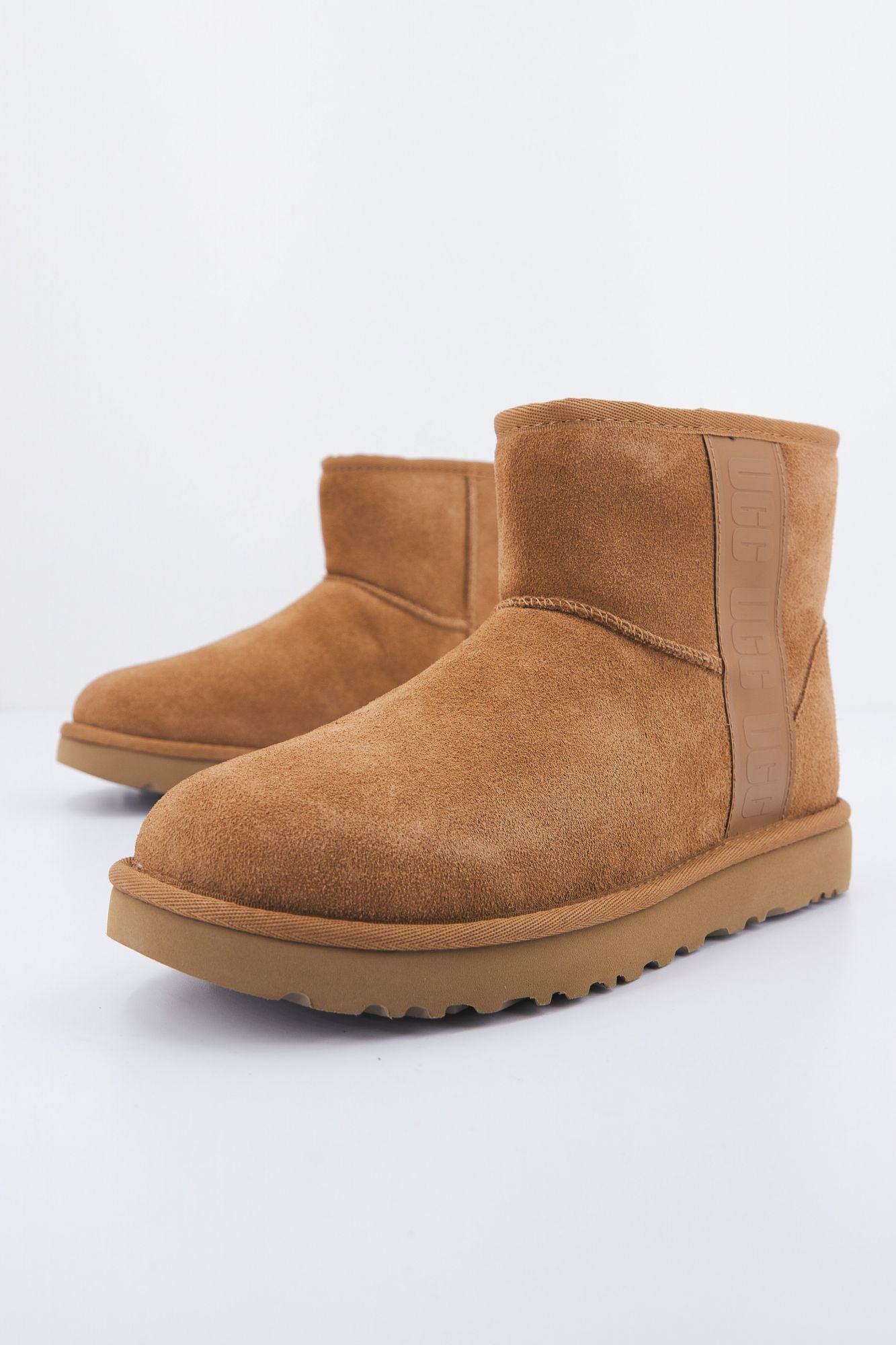 UGG CLASSIC MINI SIDE LOGO en color MARRON (2)