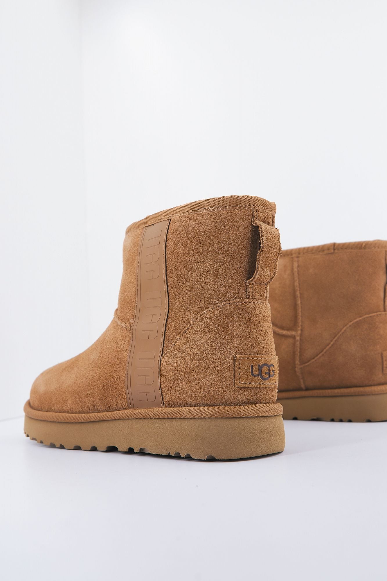 UGG CLASSIC MINI SIDE LOGO en color MARRON (3)