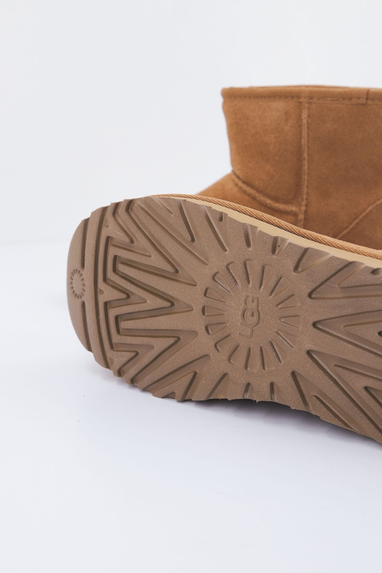 UGG CLASSIC MINI SIDE LOGO en color MARRON (4)