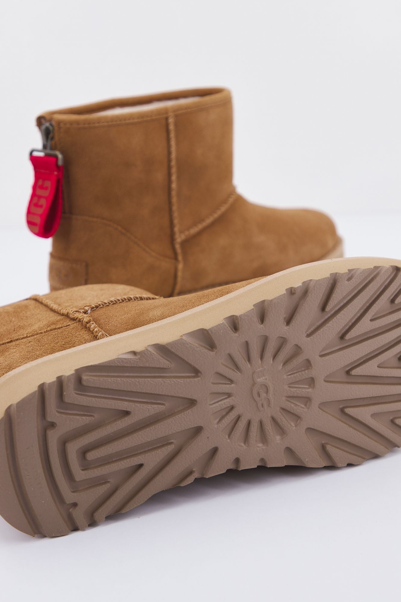 UGG W CLASSIC MINI LOGO ZIP en color MARRON CLARO (4)