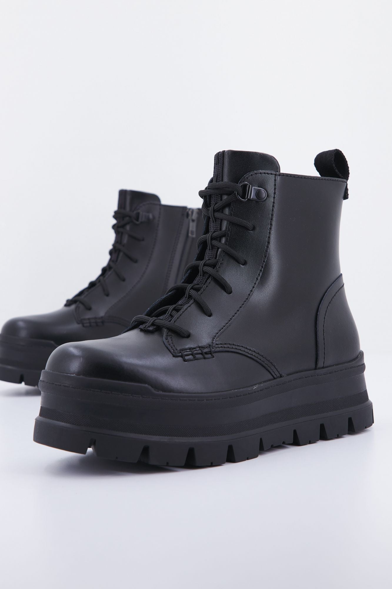 UGG W SIDNEE en color NEGRO (1)