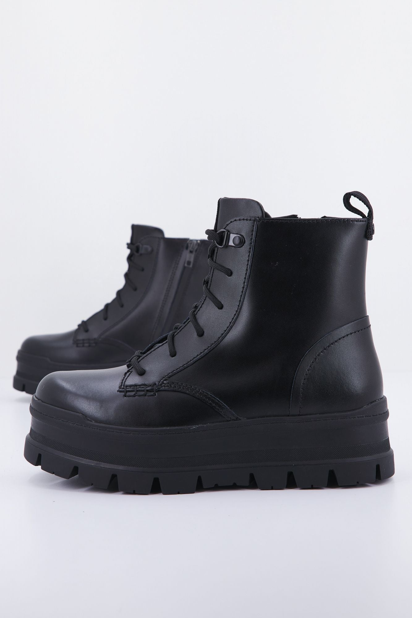 UGG W SIDNEE en color NEGRO (2)