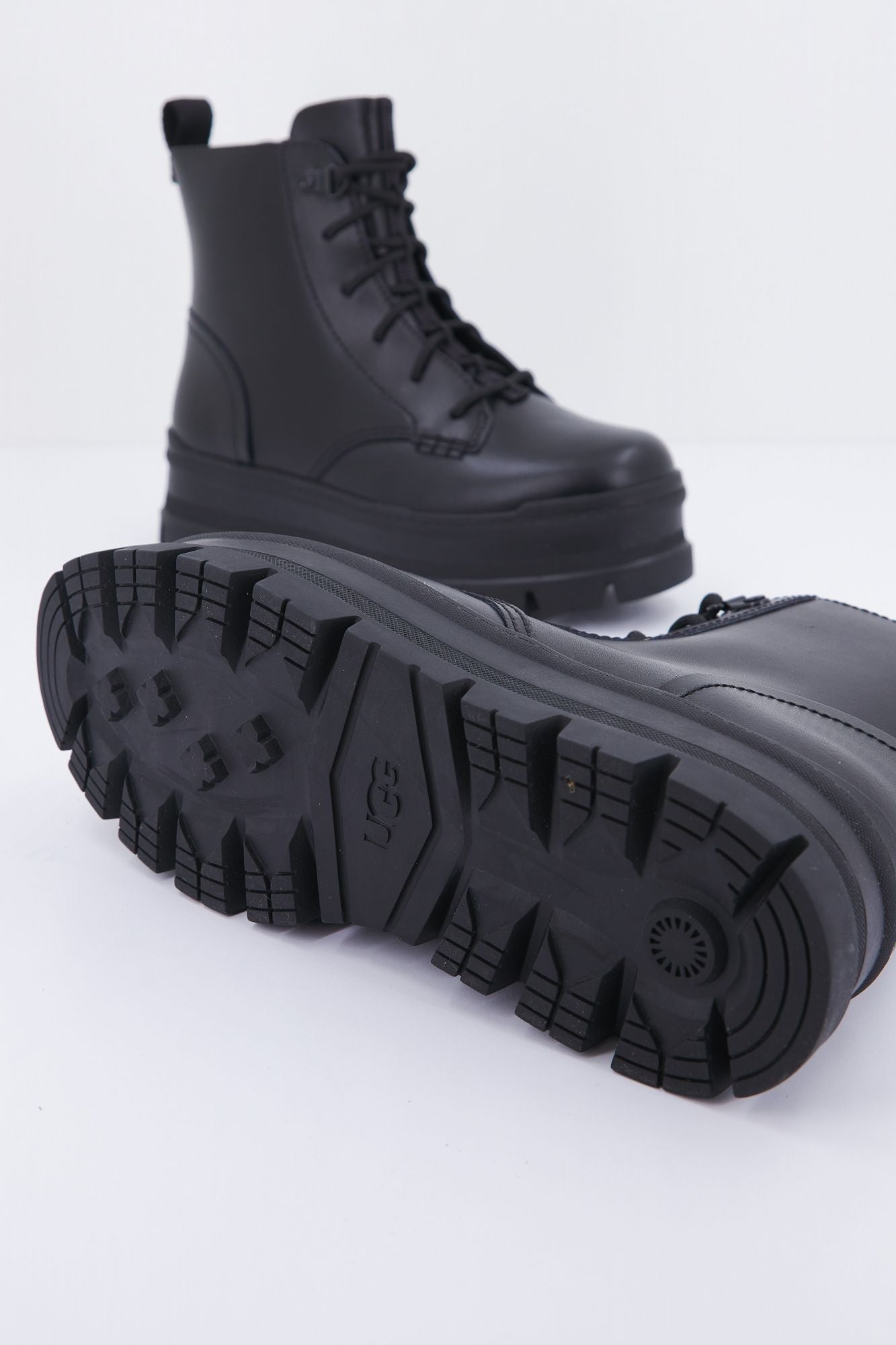 UGG W SIDNEE en color NEGRO (4)