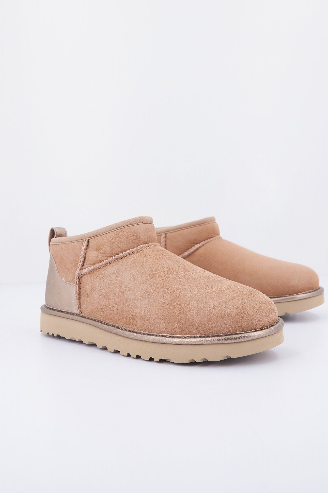 UGG CLASSIC ULTRA MINI SHINE en color MARRON (1)