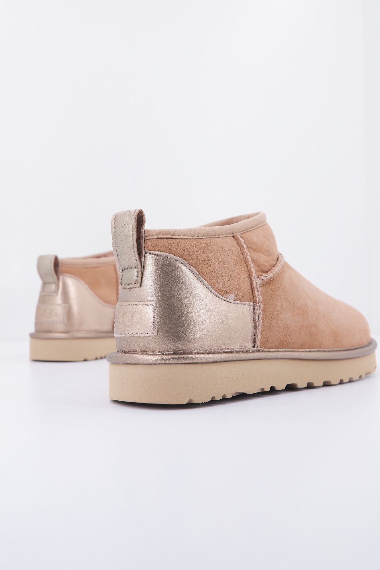 UGG CLASSIC ULTRA MINI SHINE en color MARRON (2)