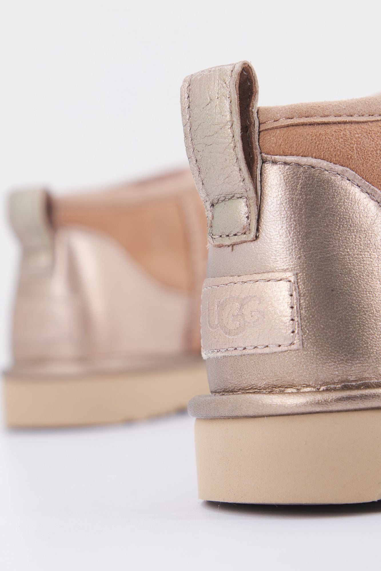 UGG CLASSIC ULTRA MINI SHINE en color MARRON (3)