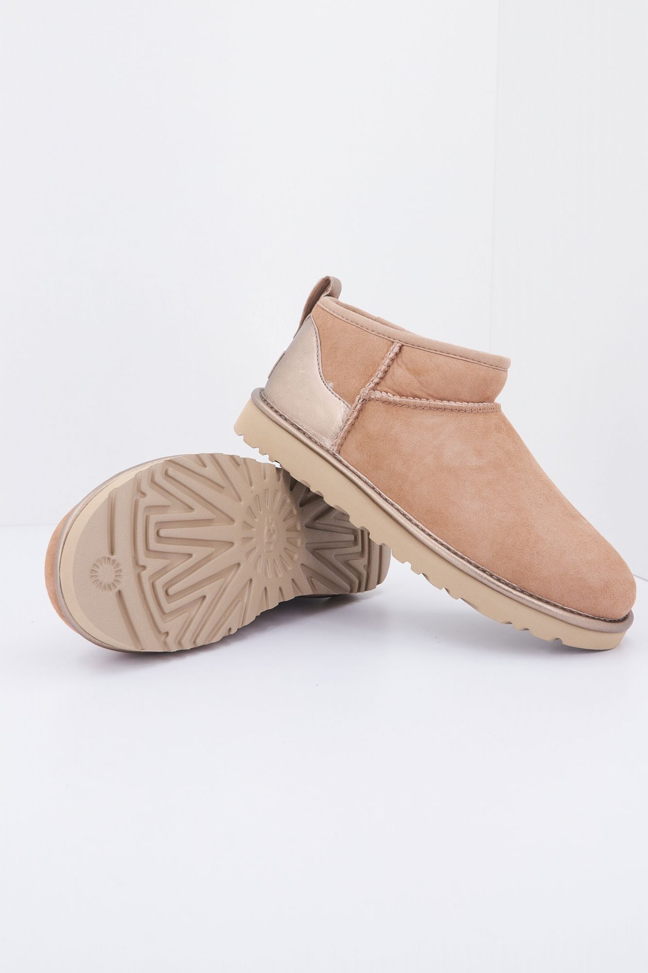 UGG CLASSIC ULTRA MINI SHINE en color MARRON (4)