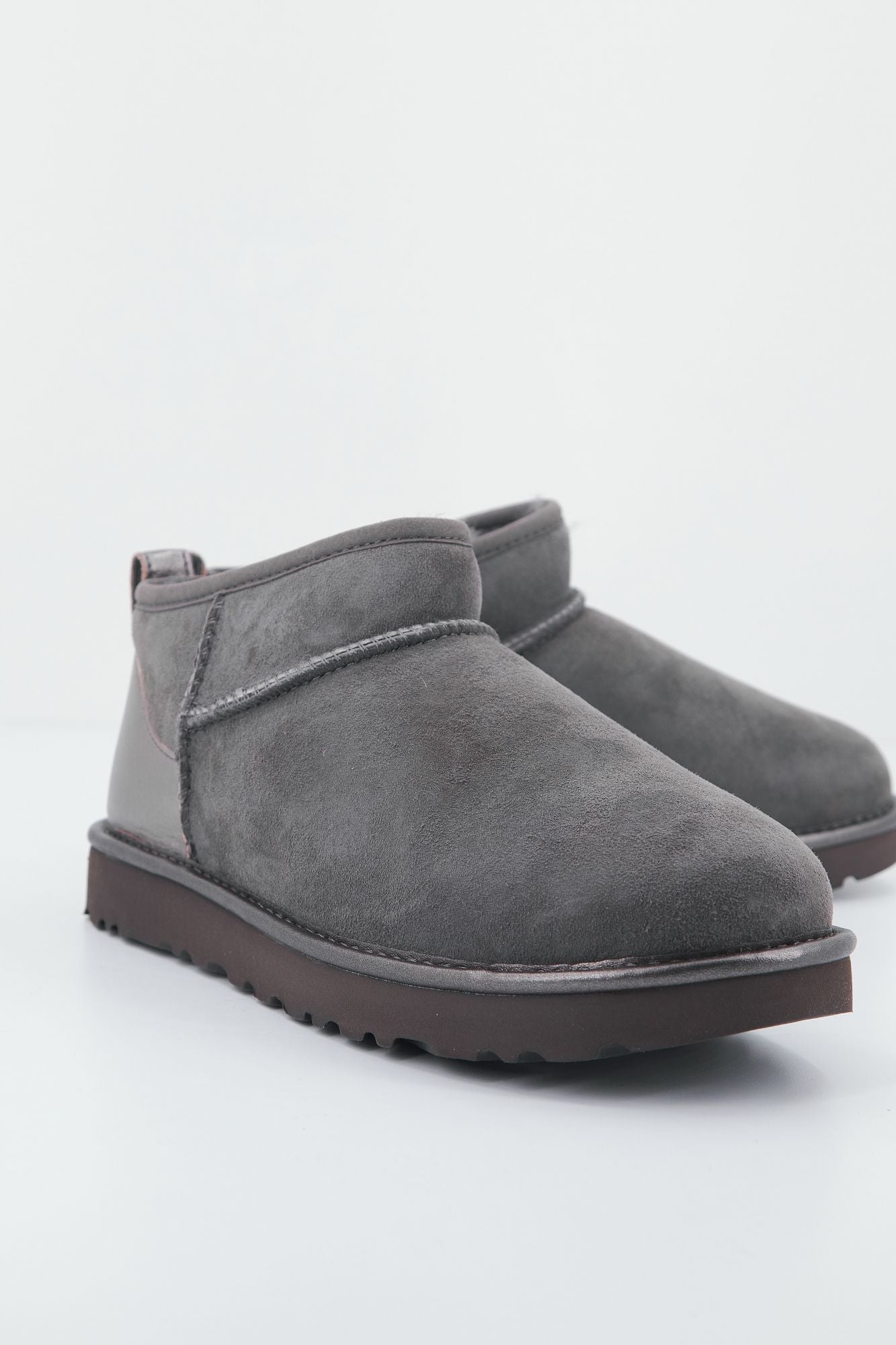 UGG CLASSIC ULTRA MINI SHINE en color GRIS (1)