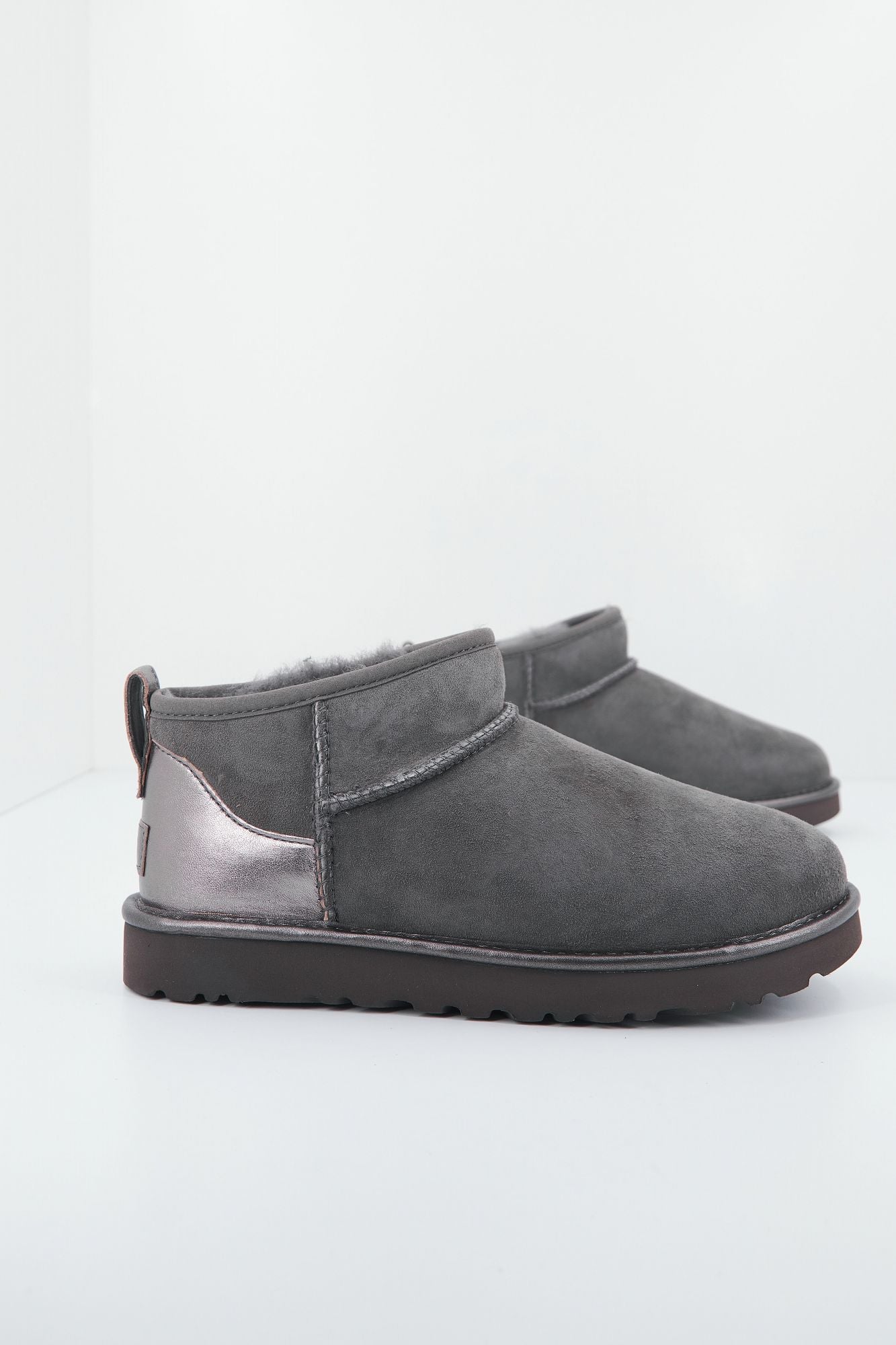 UGG CLASSIC ULTRA MINI SHINE en color GRIS (2)
