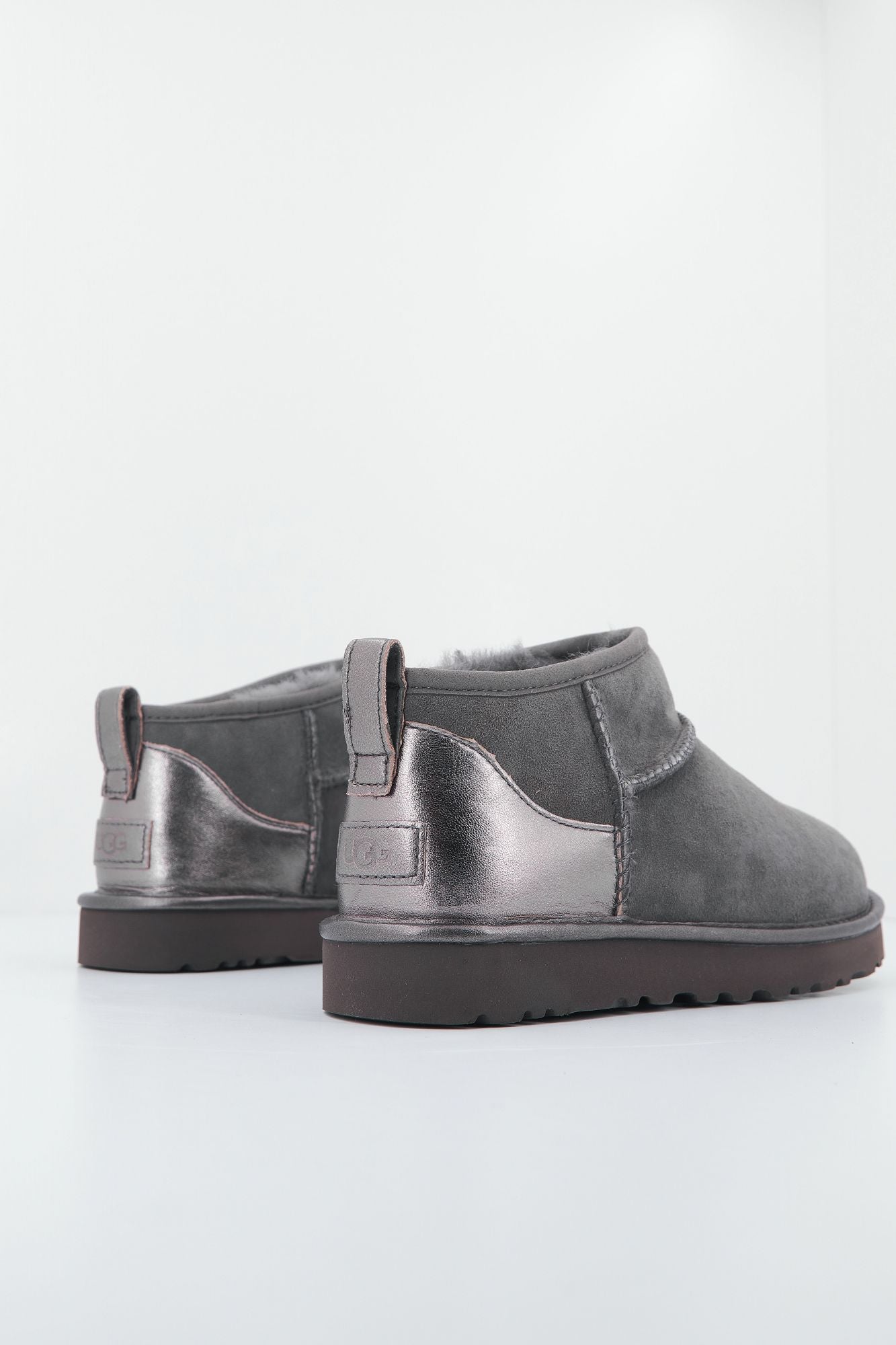 UGG CLASSIC ULTRA MINI SHINE en color GRIS (3)
