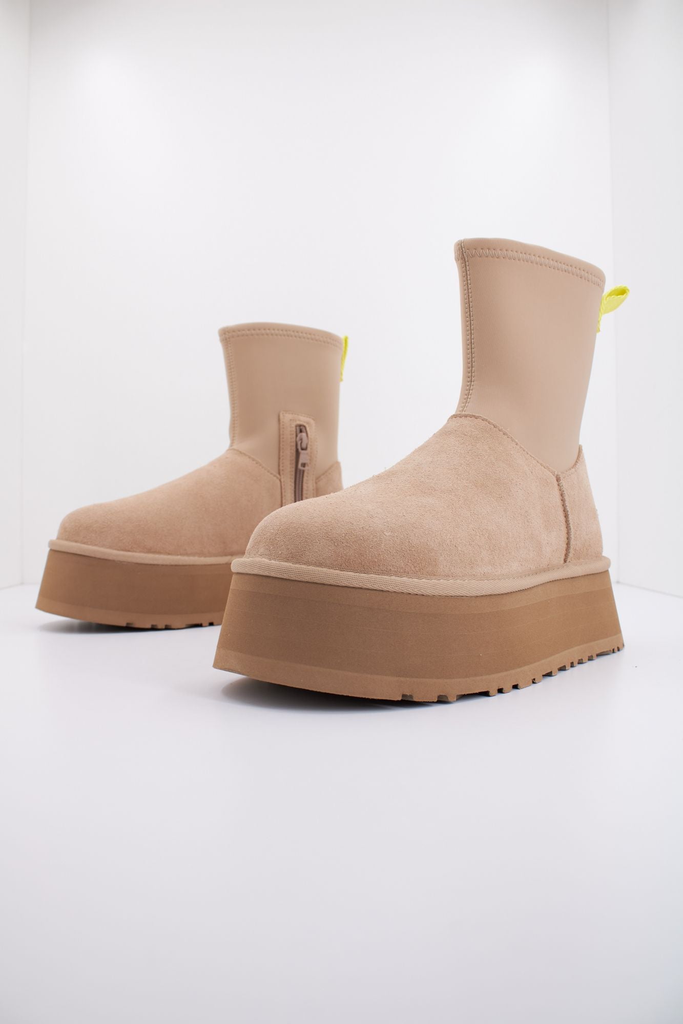 UGG W CLASSIC DIPPER en color MARRON CLARO (2)
