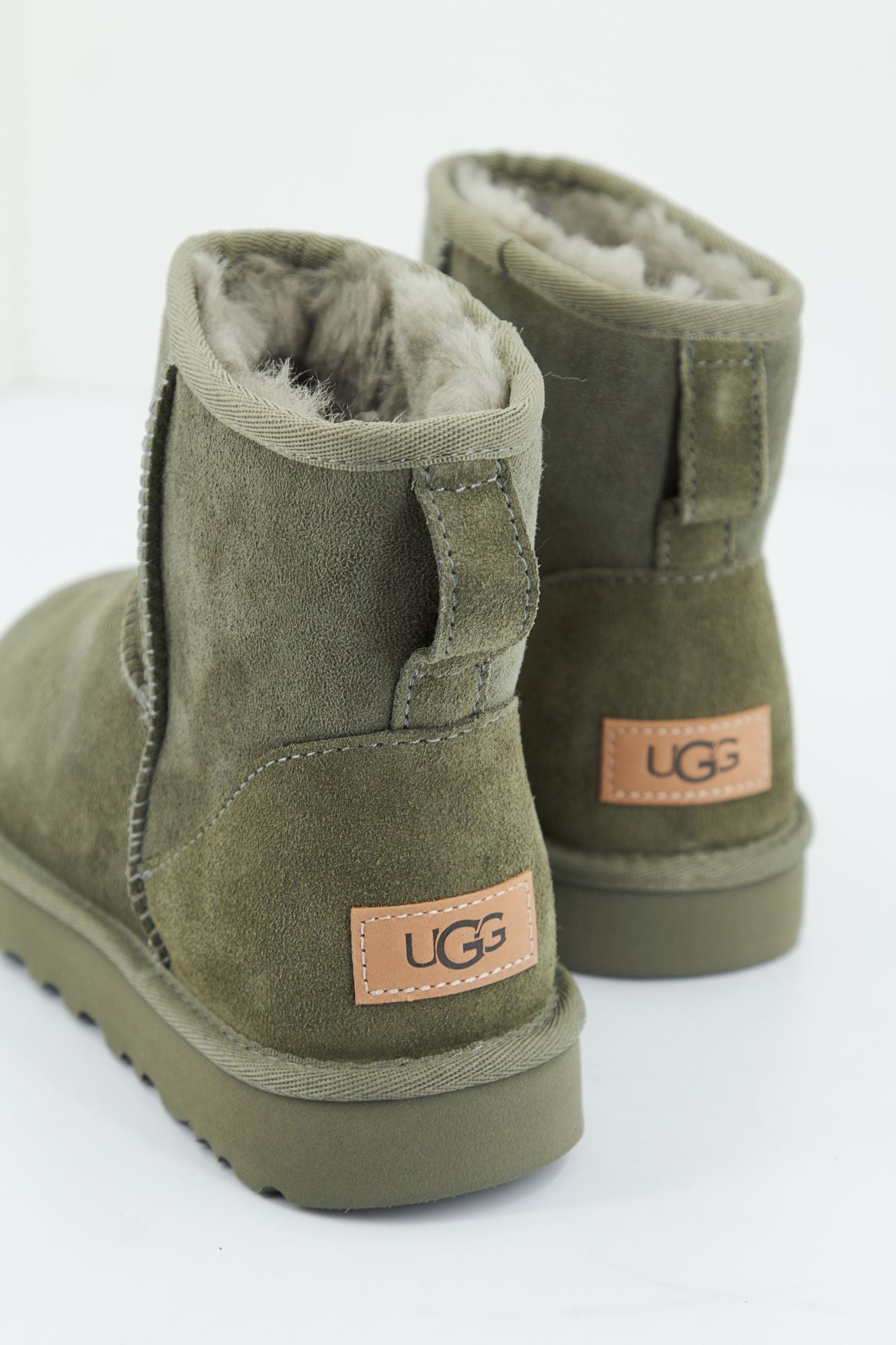 UGG CLASSIC MINI II en color VERDE (3)
