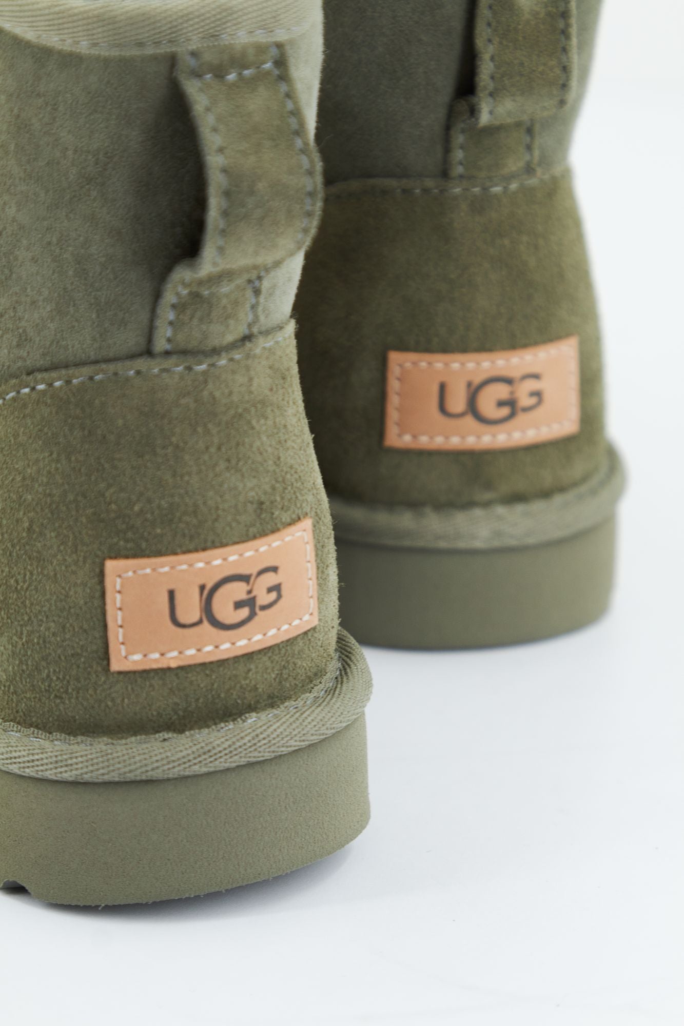 UGG CLASSIC MINI II en color VERDE (4)