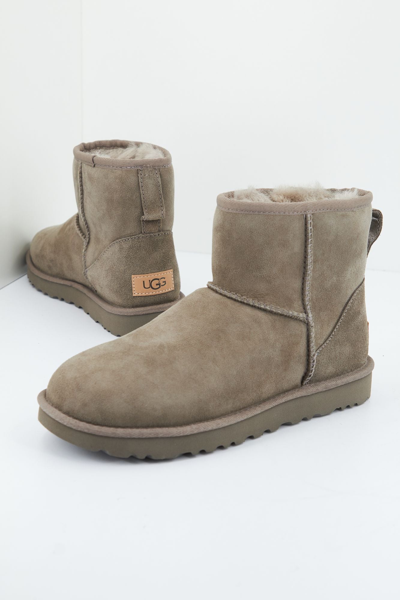 UGG W CLASSIC MINI II en color GRIS (1)