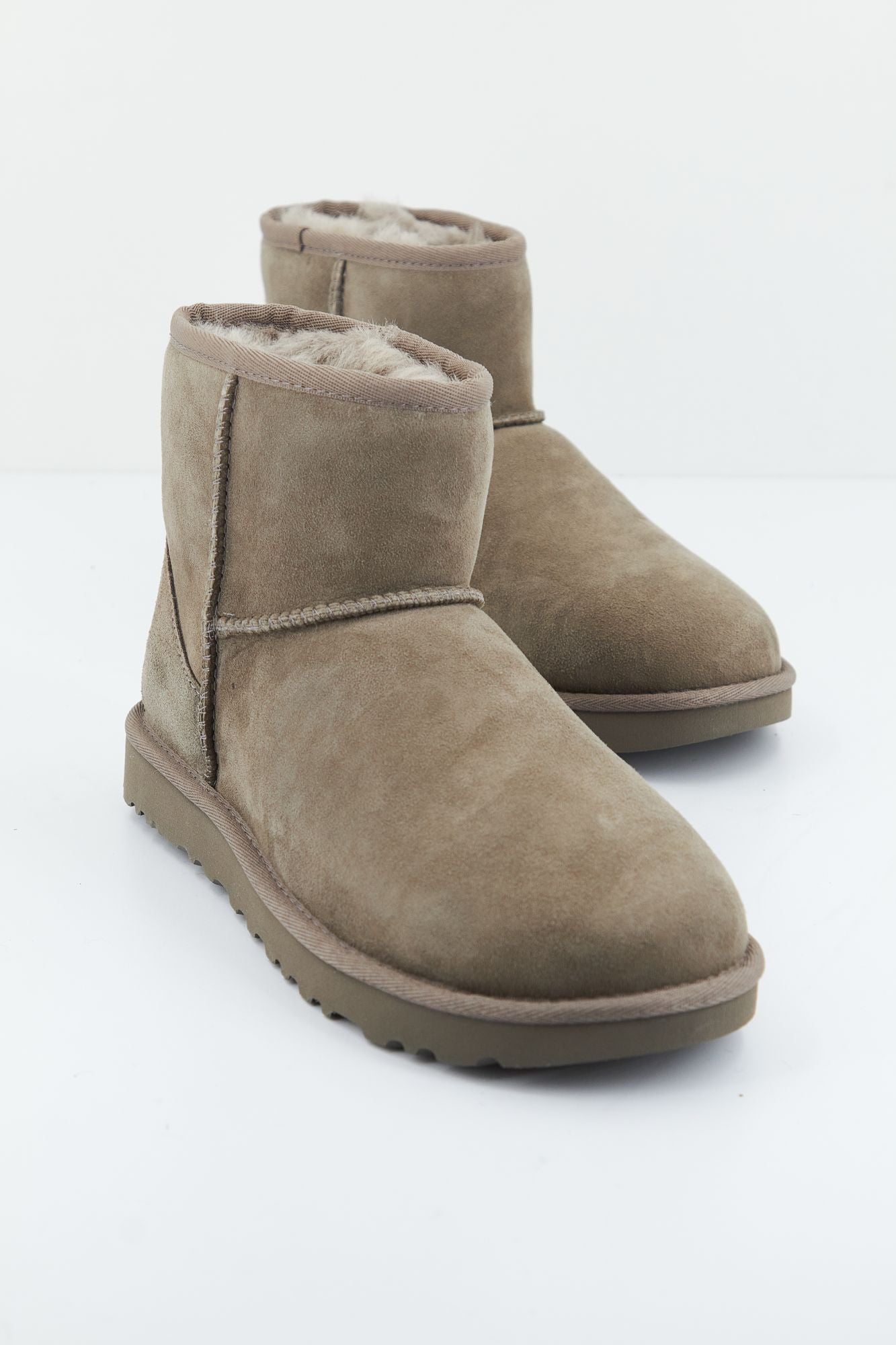 UGG W CLASSIC MINI II en color GRIS (2)