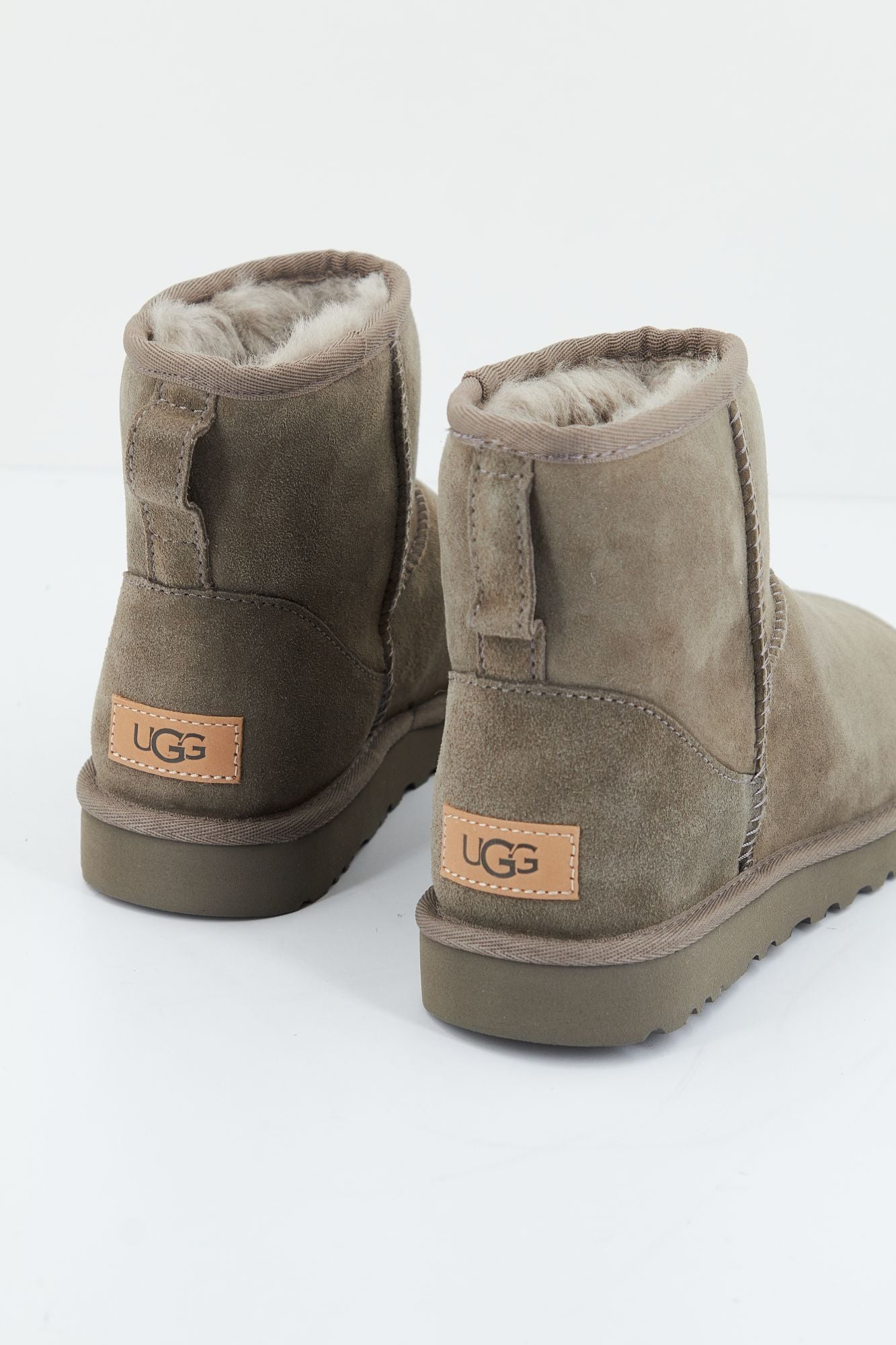 UGG W CLASSIC MINI II en color GRIS (3)