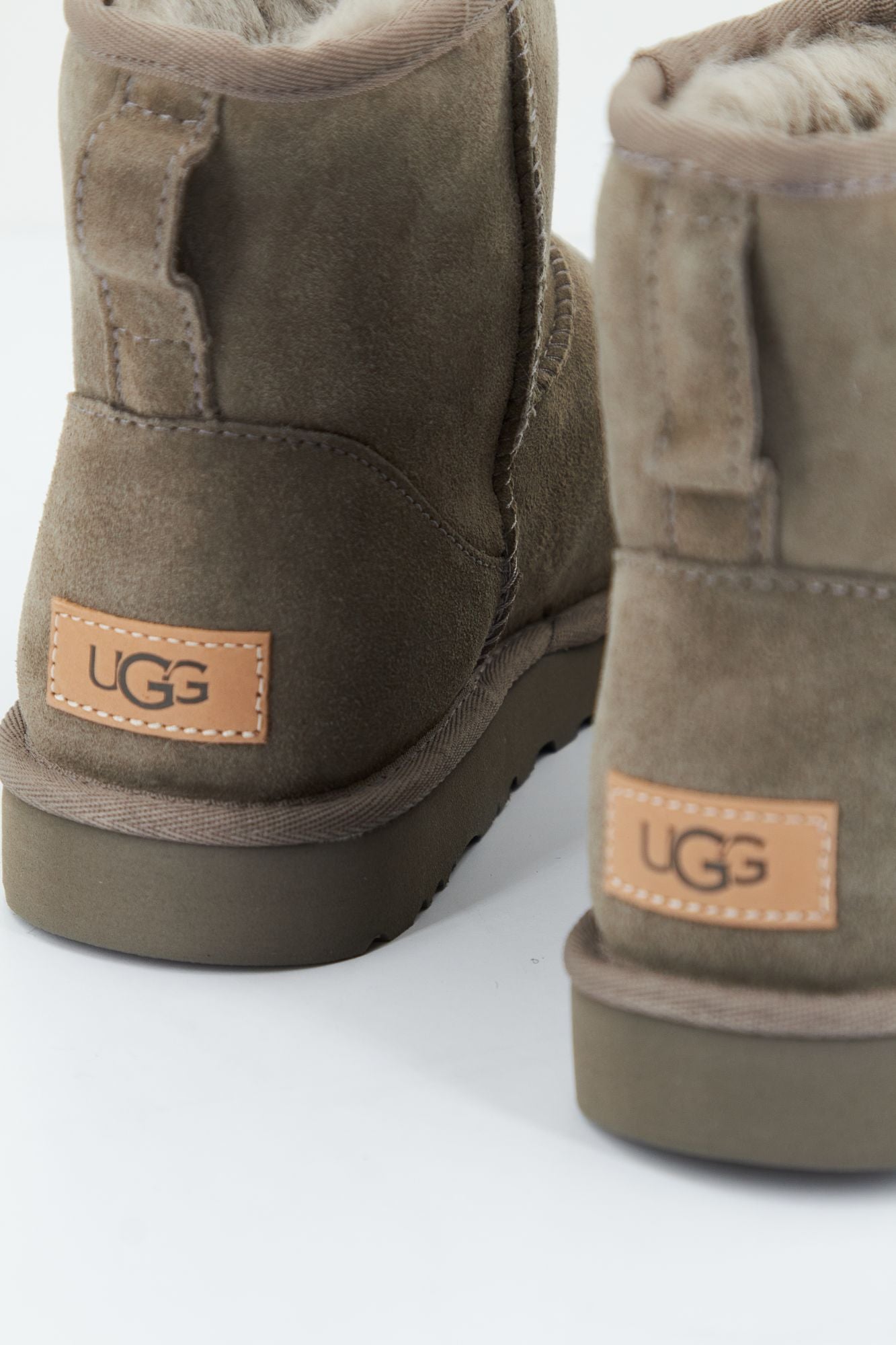 UGG W CLASSIC MINI II en color GRIS (4)