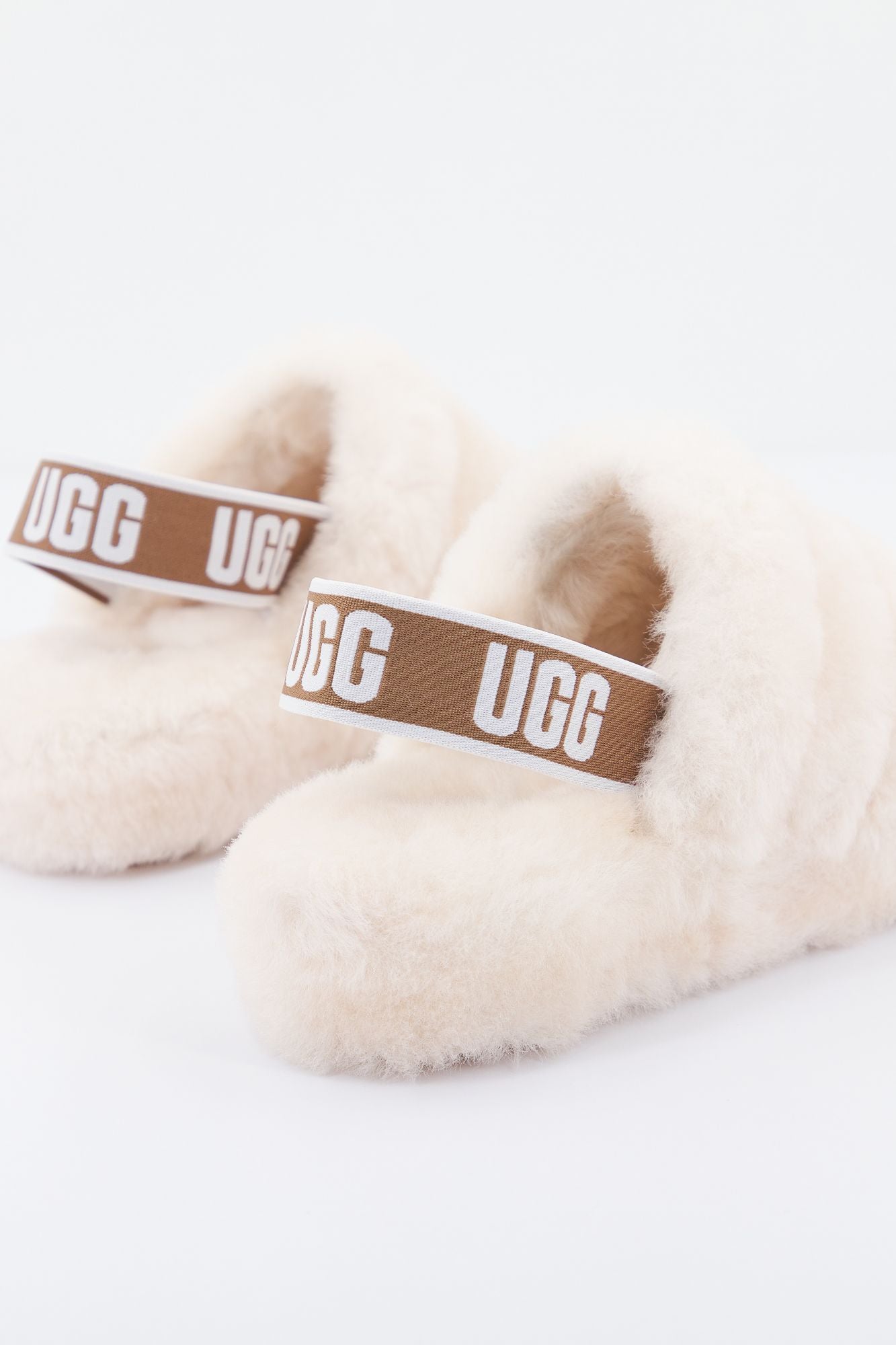 UGG FLUFF YEAH SLIDE en color BEIS (3)