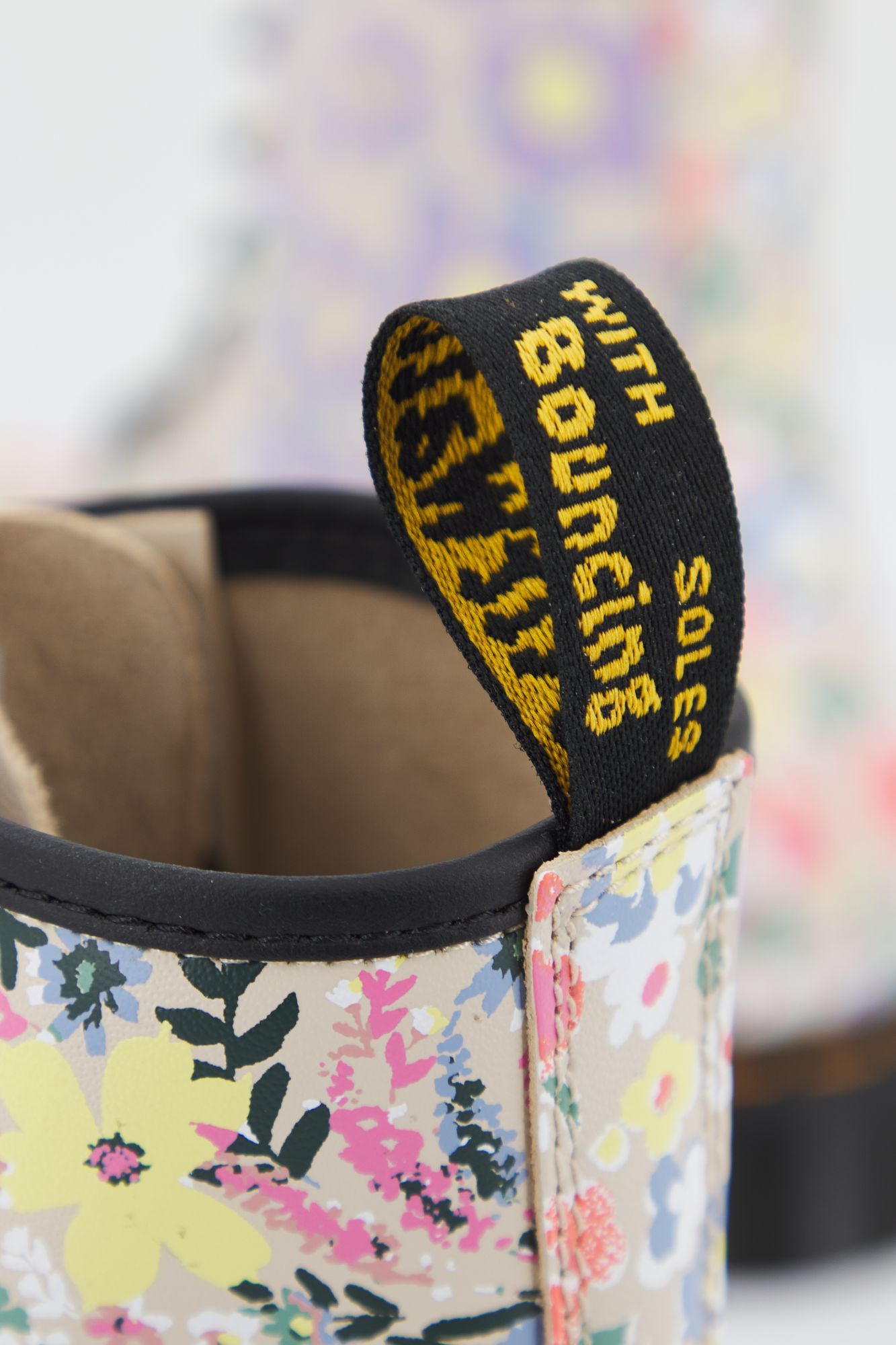 DR. MARTENS  PARCHMENT BACKHAND en color FLORAL (4)