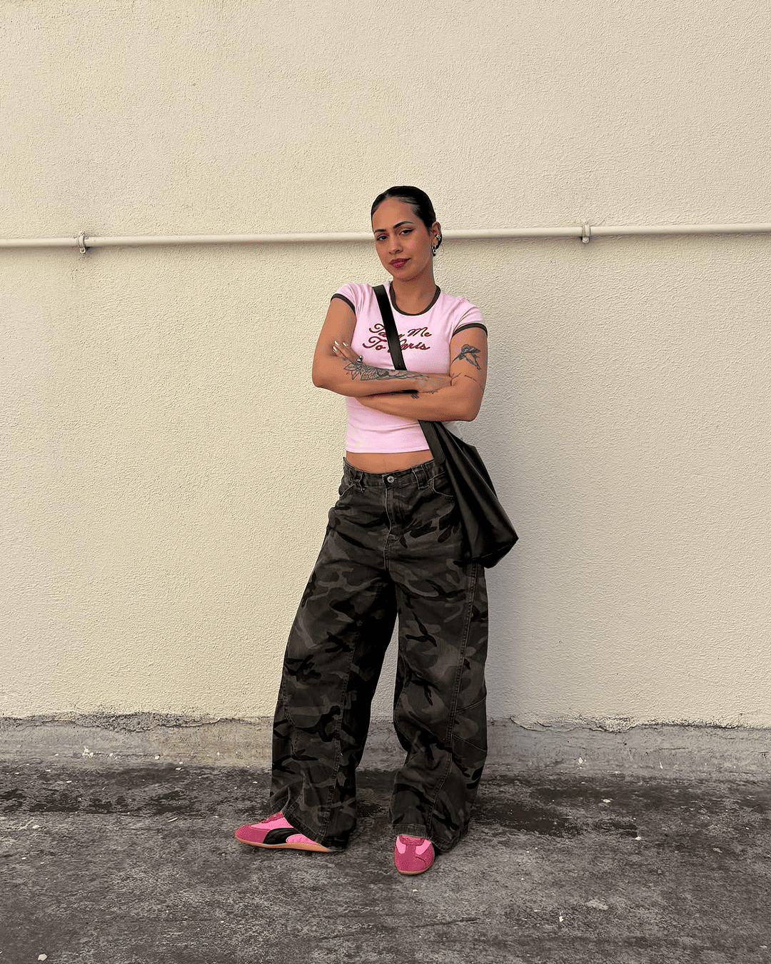 Look street de @jessslimaa con sneakers PUMA