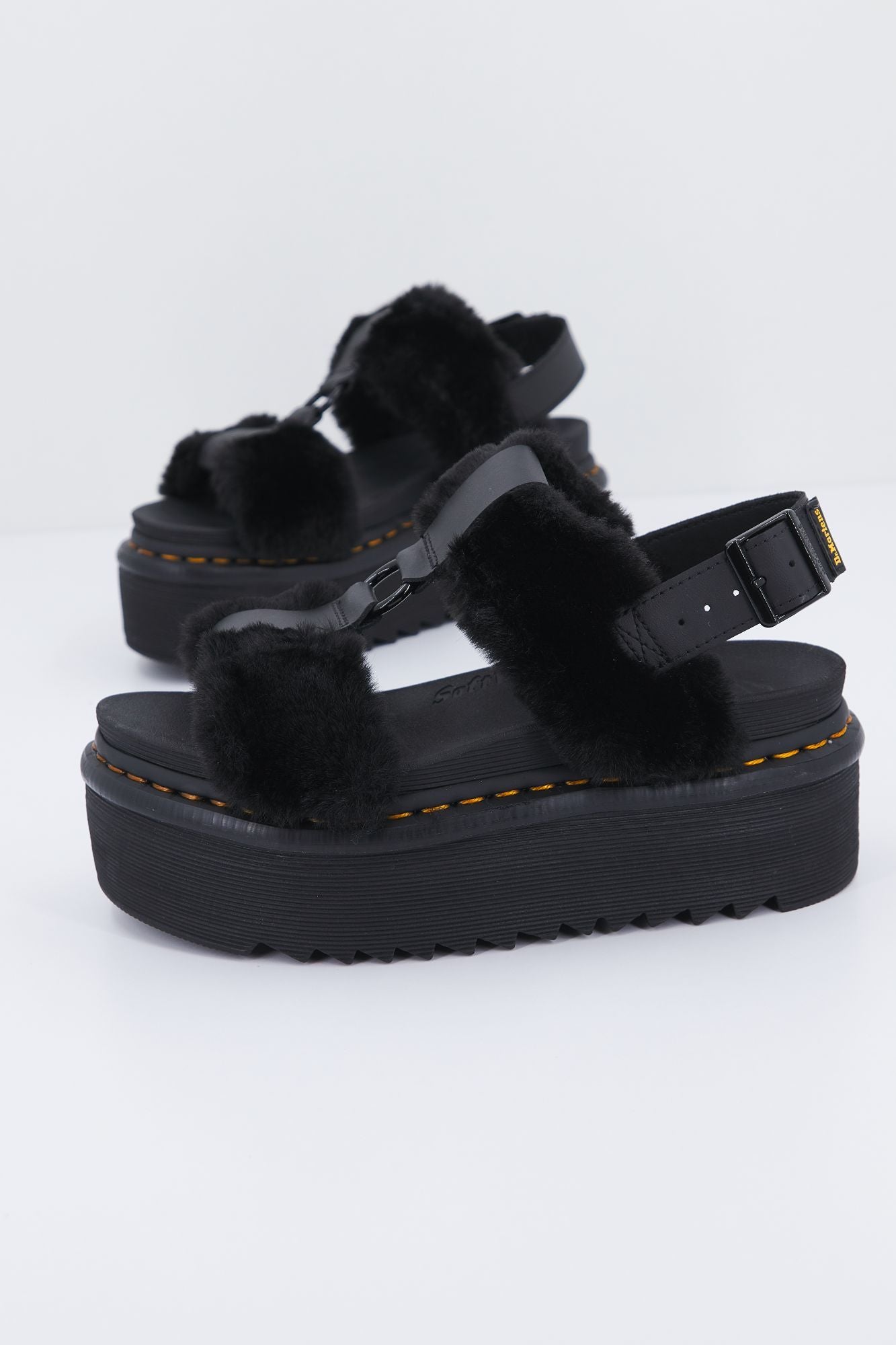DR. MARTENS  FLUFFY HY en color NEGRO (1)