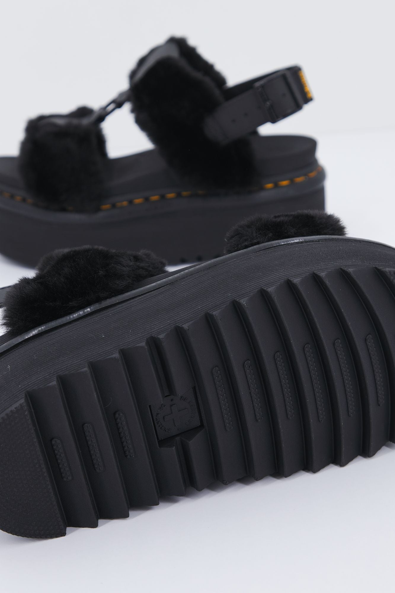 DR. MARTENS  FLUFFY HY en color NEGRO (4)