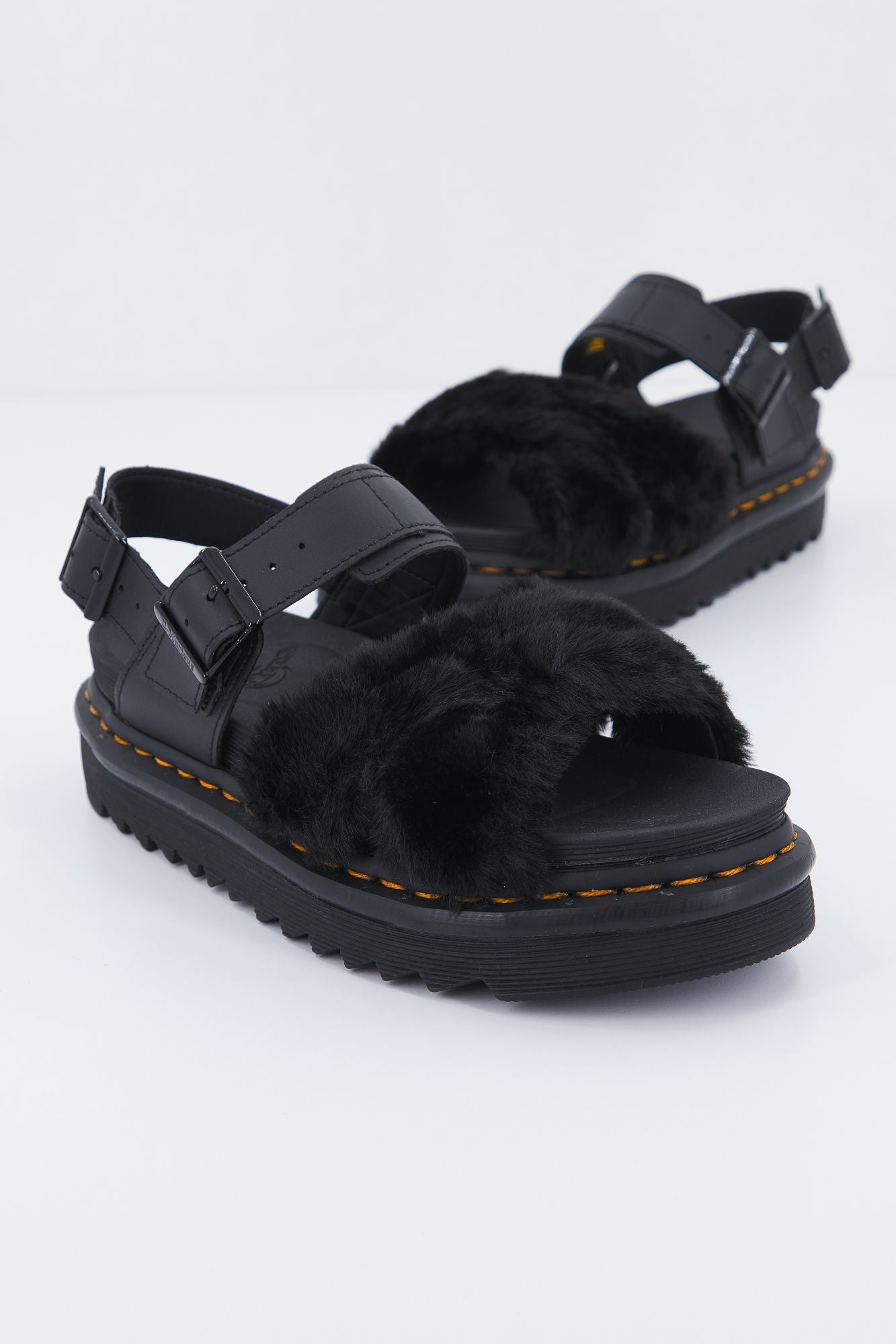 DR. MARTENS VOSS II FLUFFY en color NEGRO (2)