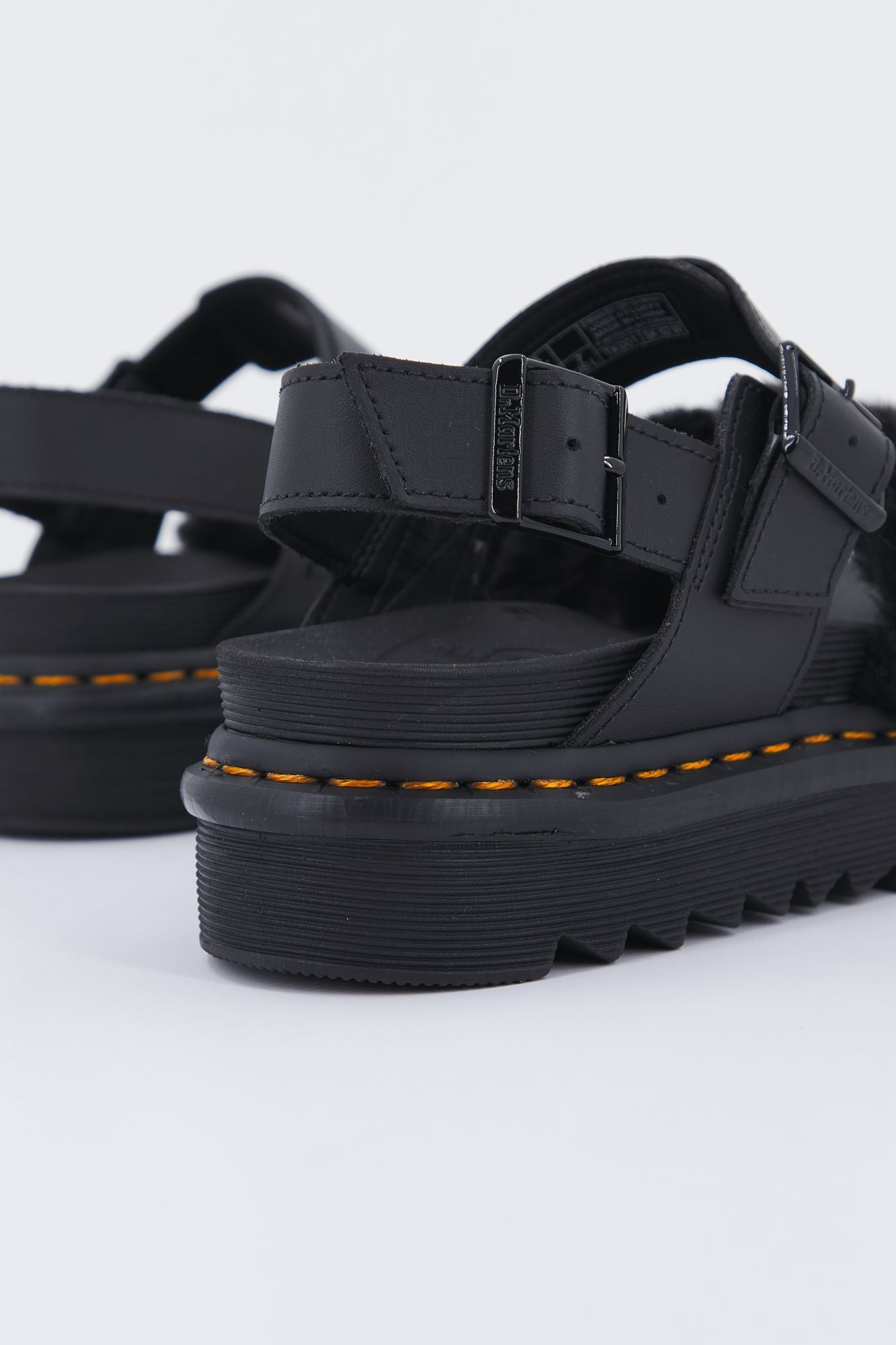 DR. MARTENS VOSS II FLUFFY en color NEGRO (3)