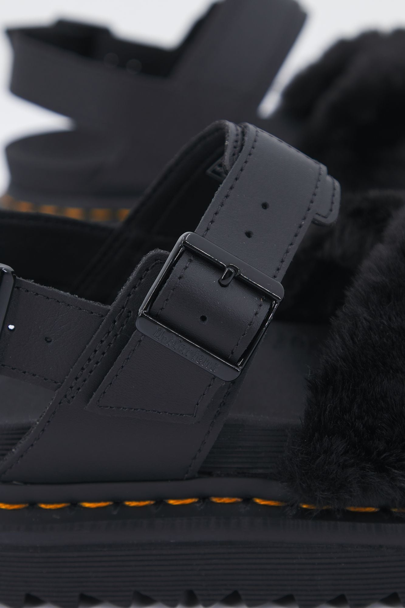 DR. MARTENS VOSS II FLUFFY en color NEGRO (4)