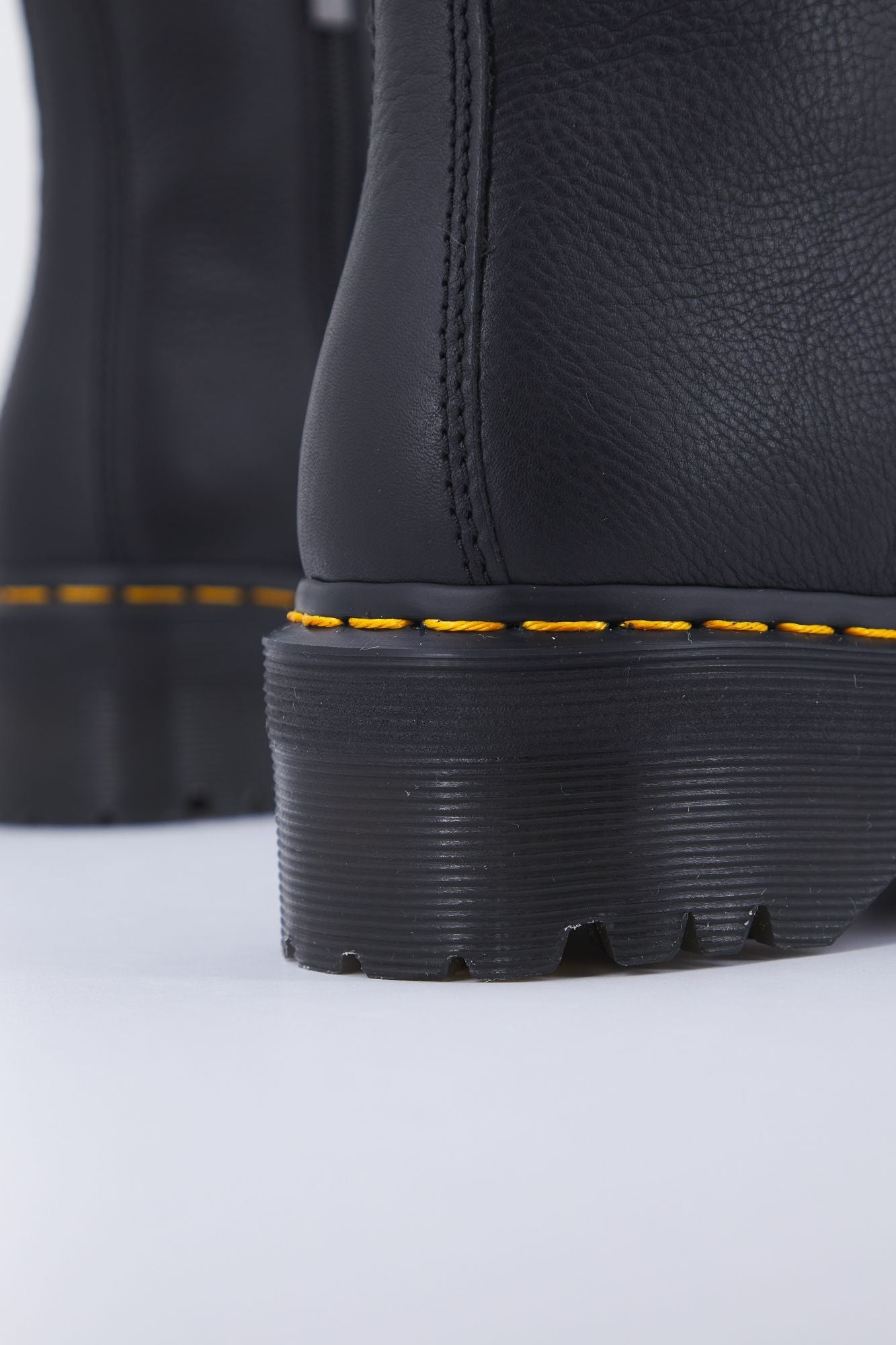 DR. MARTENS JADON FL PISA en color NEGRO (4)