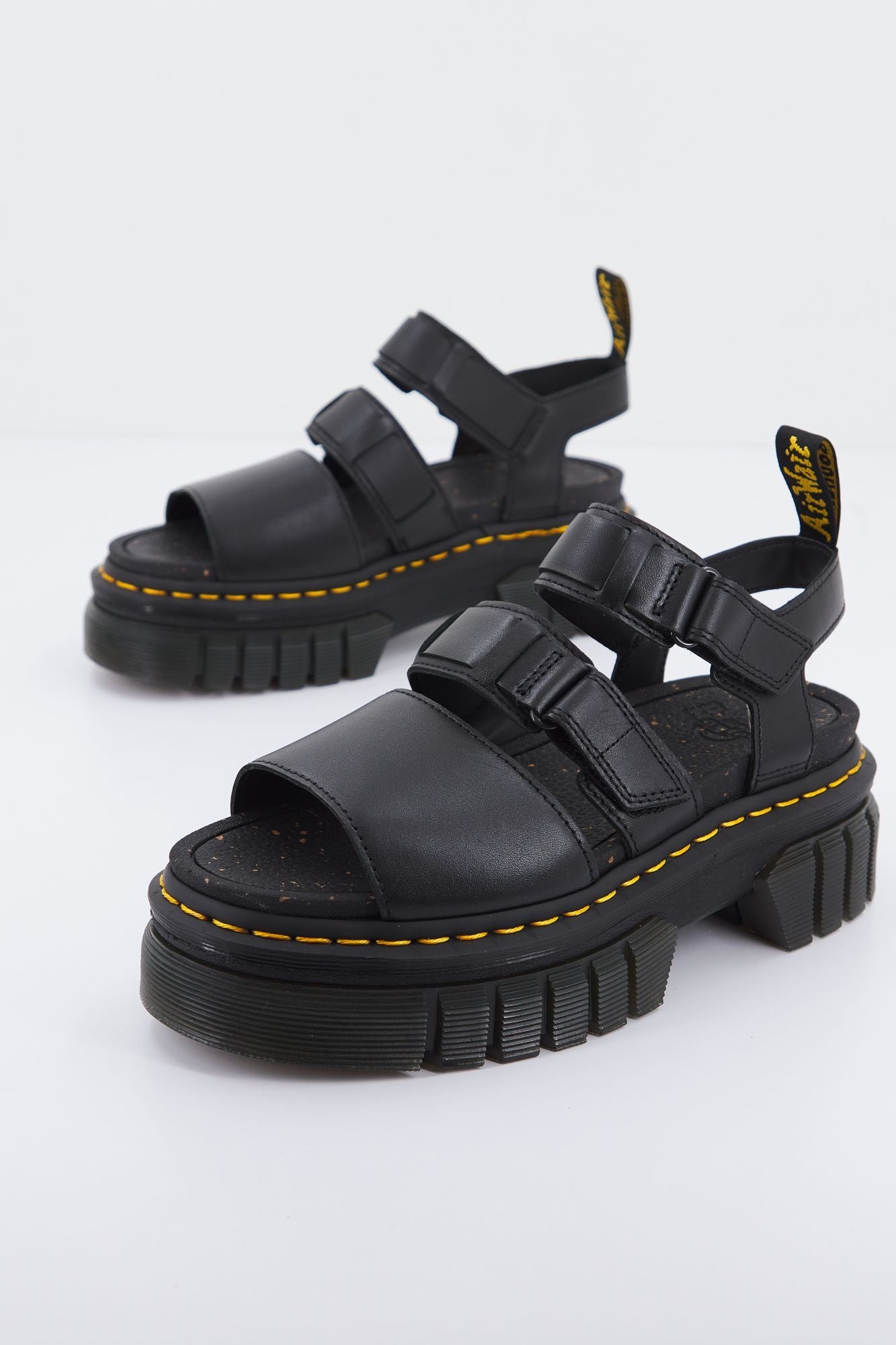 DR. MARTENS RICKI 3-STRAP en color NEGRO (2)