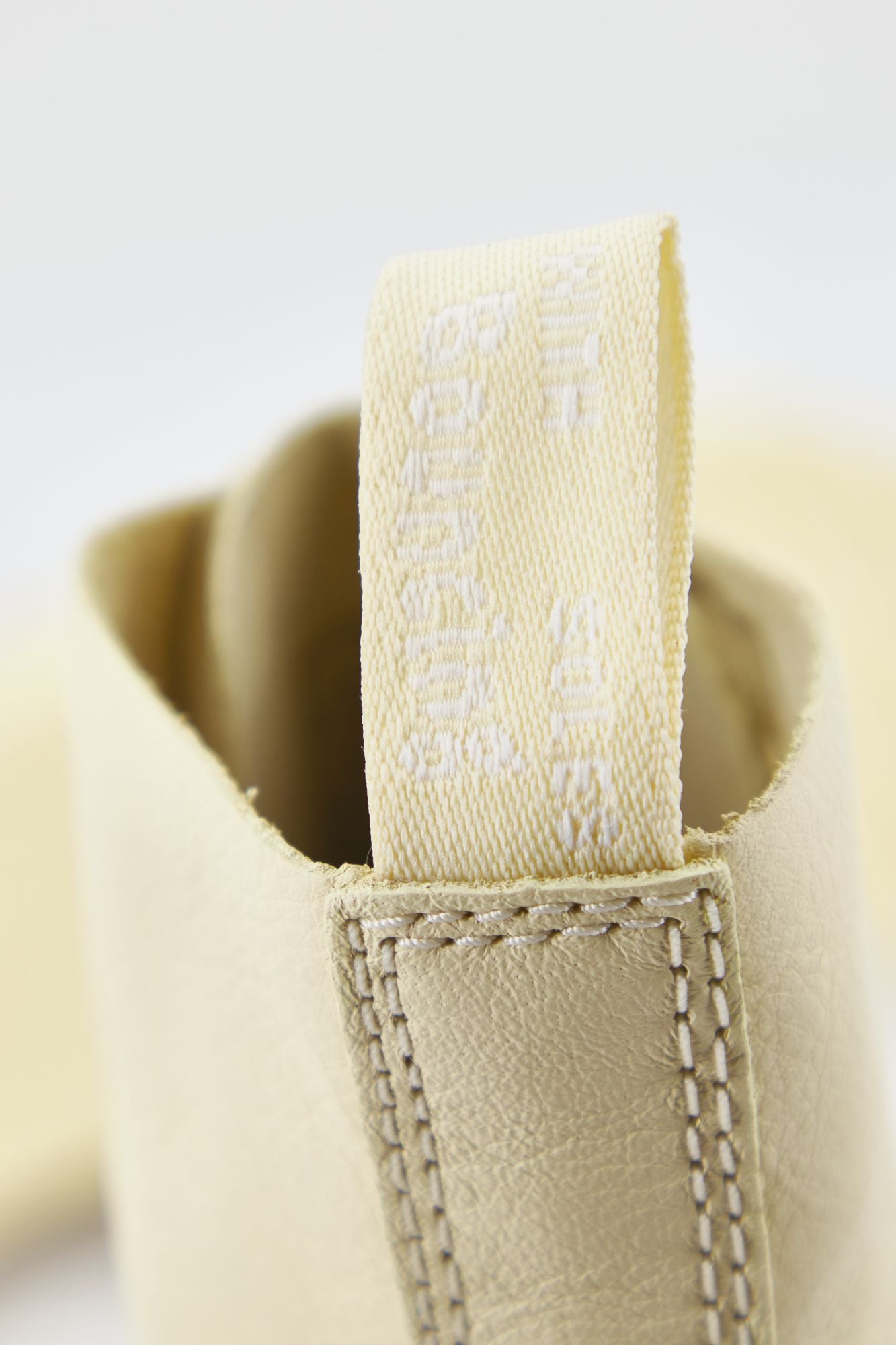 DR. MARTENS PASCAL MONO TOILE CRE en color AMARILLO (4)