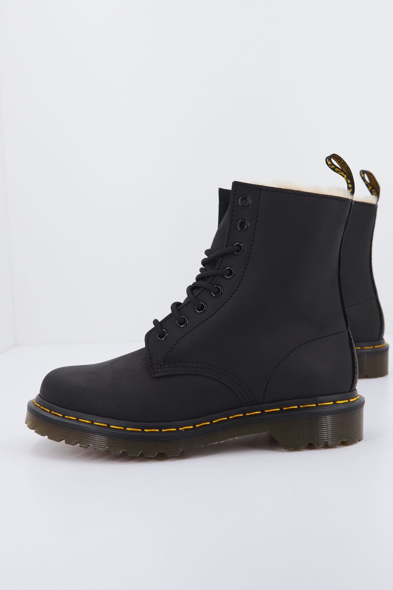 DR. MARTENS SERENA BURNISHED WY en color NEGRO (2)