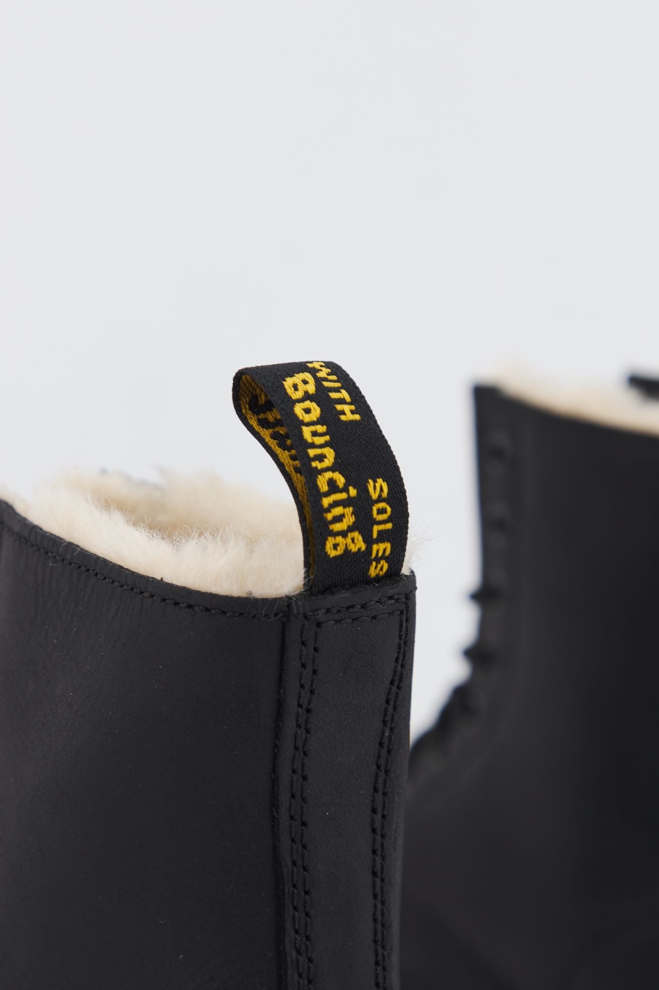 DR. MARTENS SERENA BURNISHED WY en color NEGRO (4)