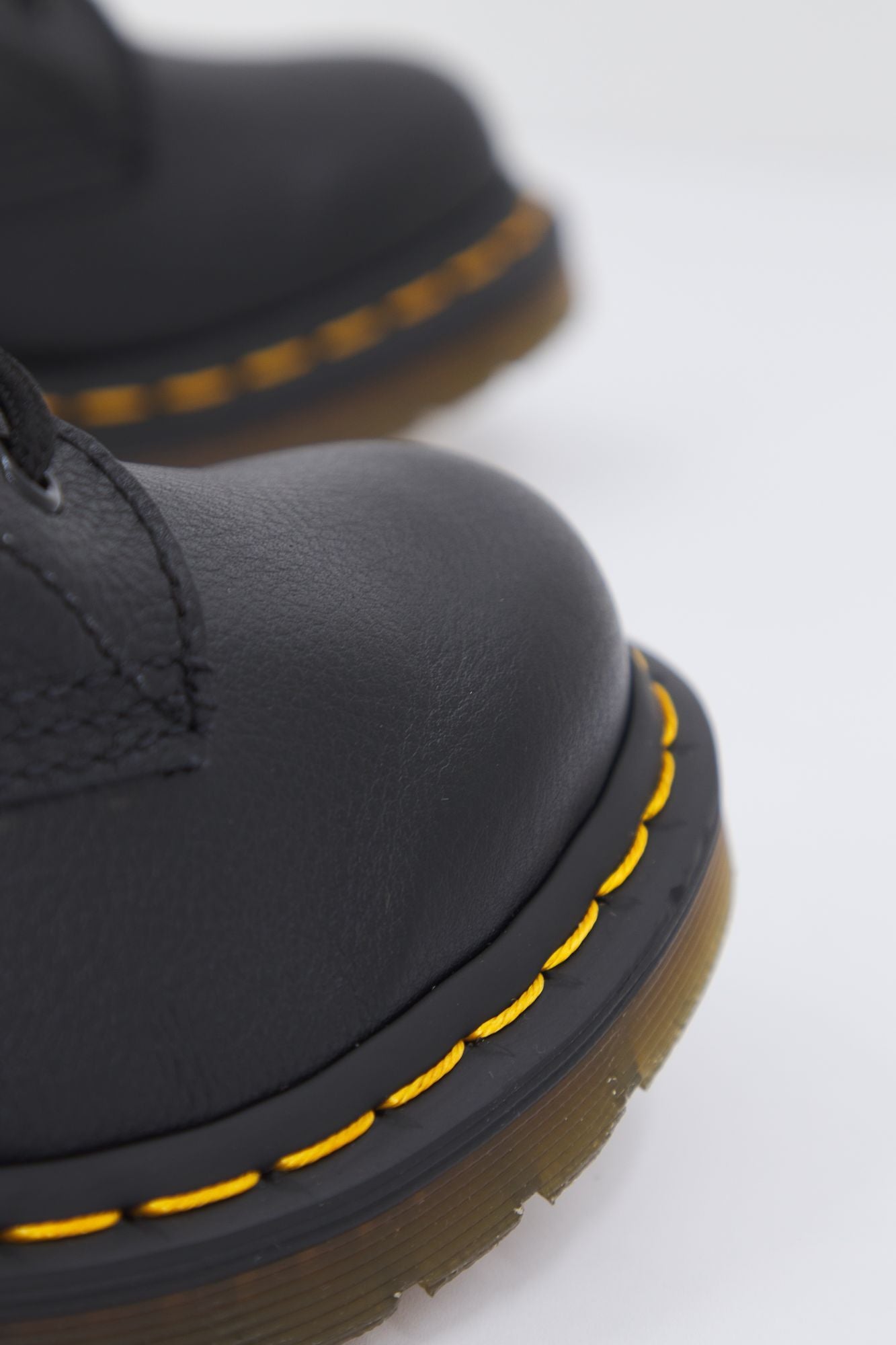 DR. MARTENS VIRGINIA en color NEGRO (4)