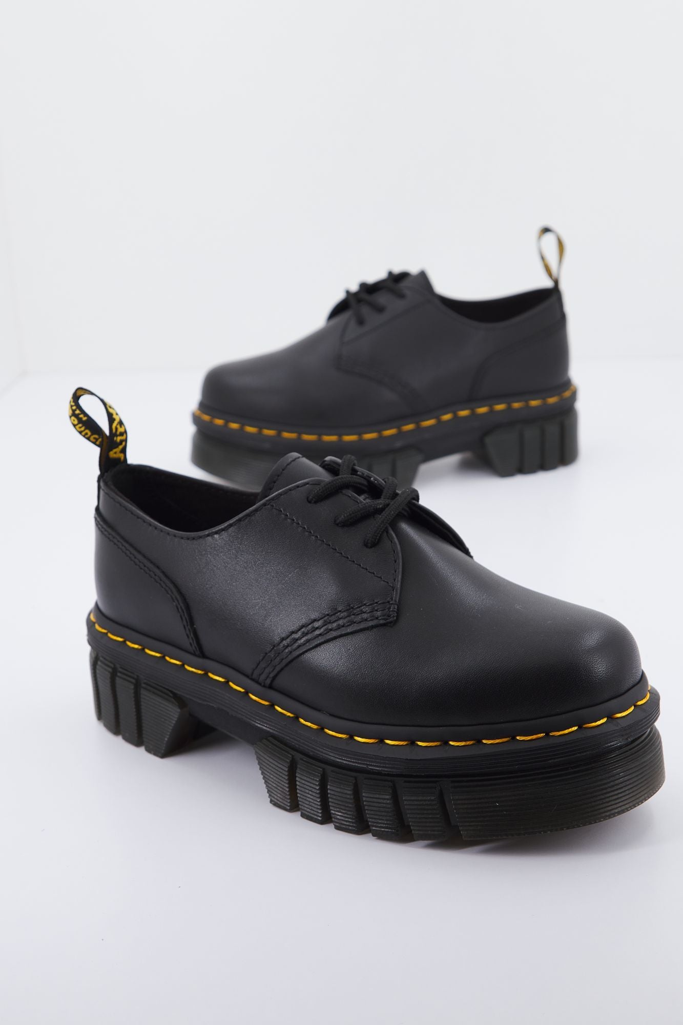 DR. MARTENS  AUDRICK 3-EYE SHOE en color NEGRO (2)