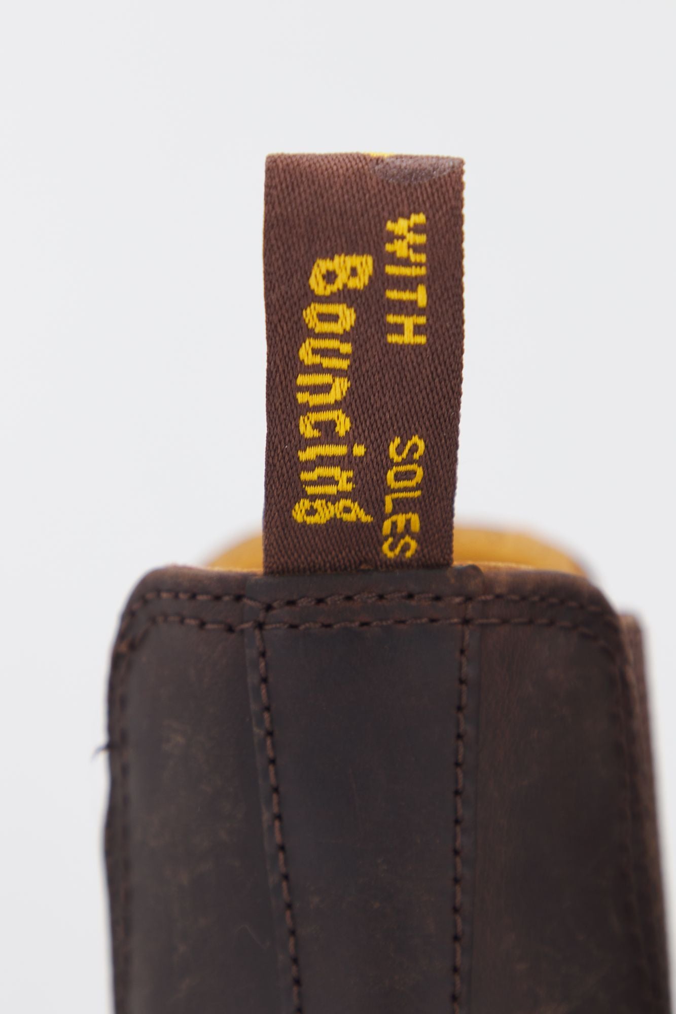 DR. MARTENS 2976 YELLOW STITCH CHELSEA BOOTS en color MARRON (3)