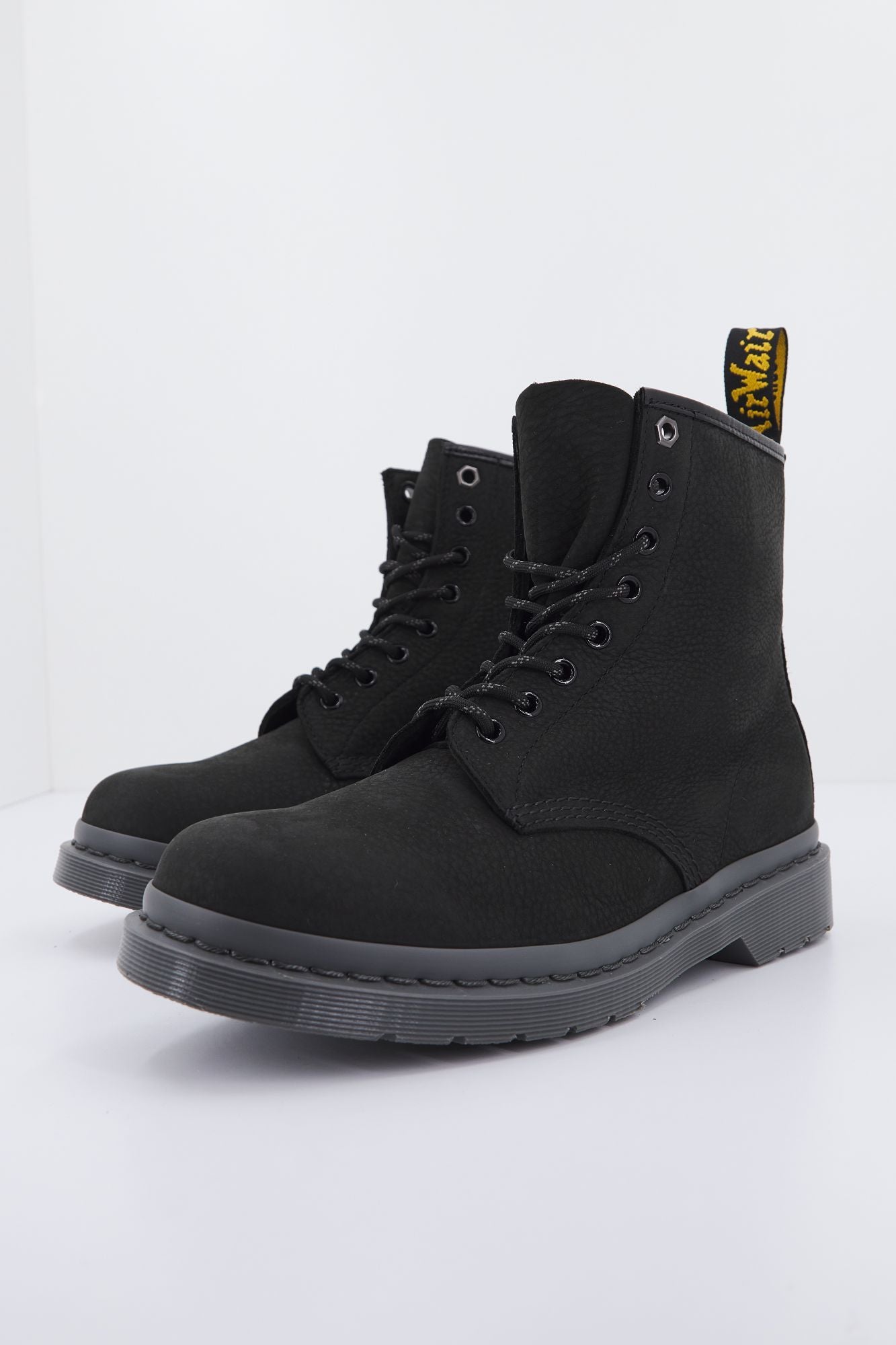 DR. MARTENS MILLED NUBUCK WP en color NEGRO (1)