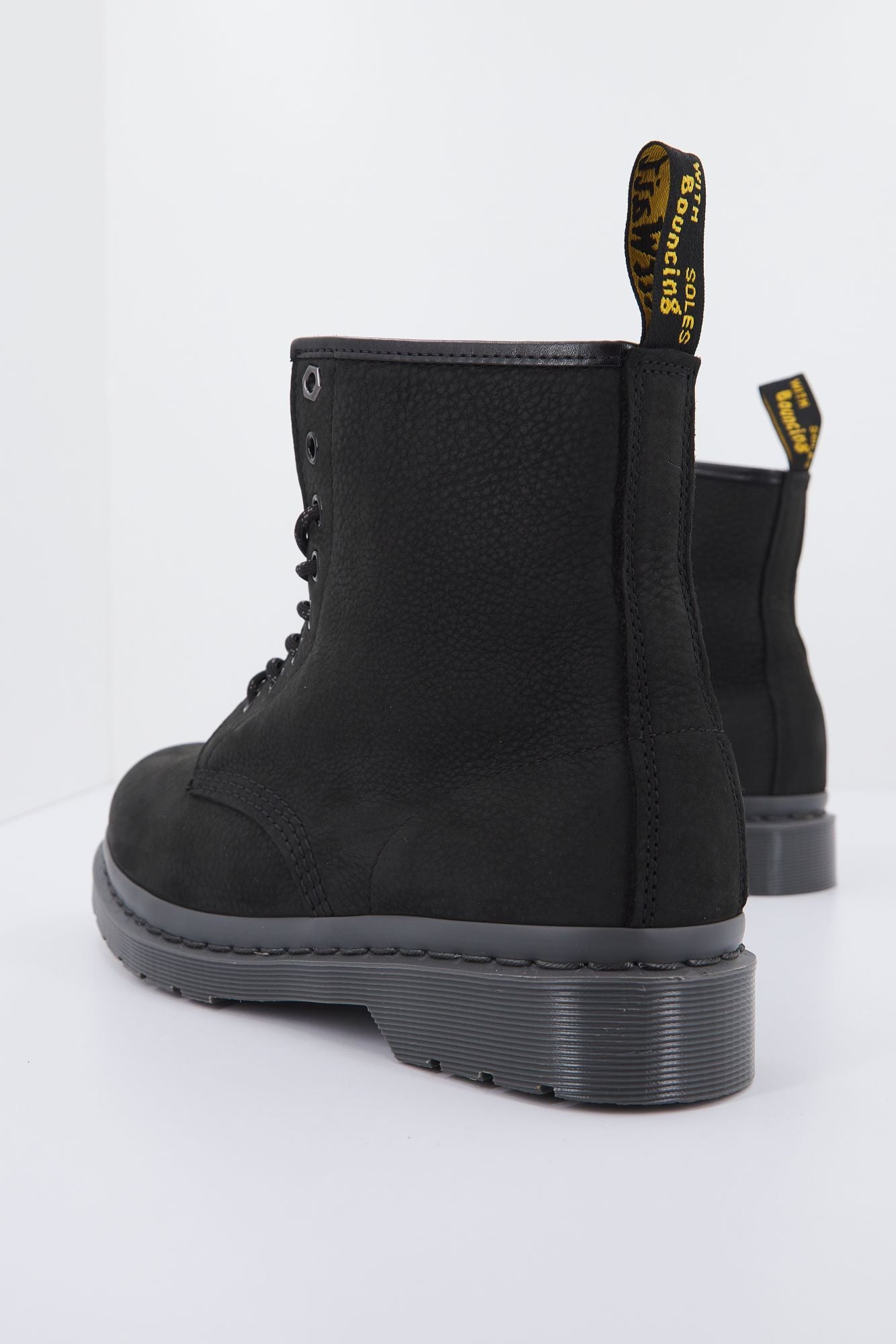 DR. MARTENS MILLED NUBUCK WP en color NEGRO (3)