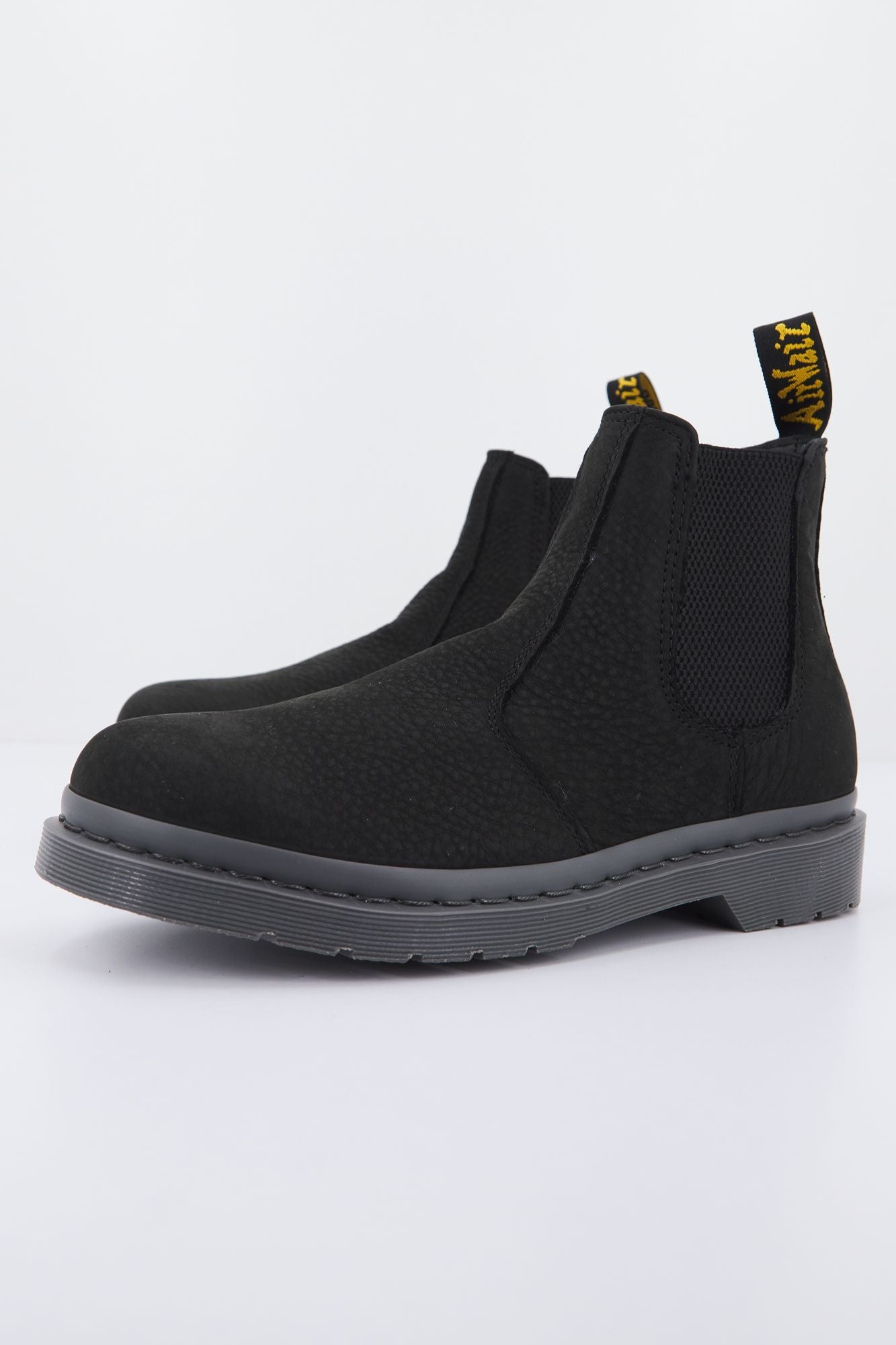 DR. MARTENS  MILLED NUBUCK WP en color NEGRO (1)