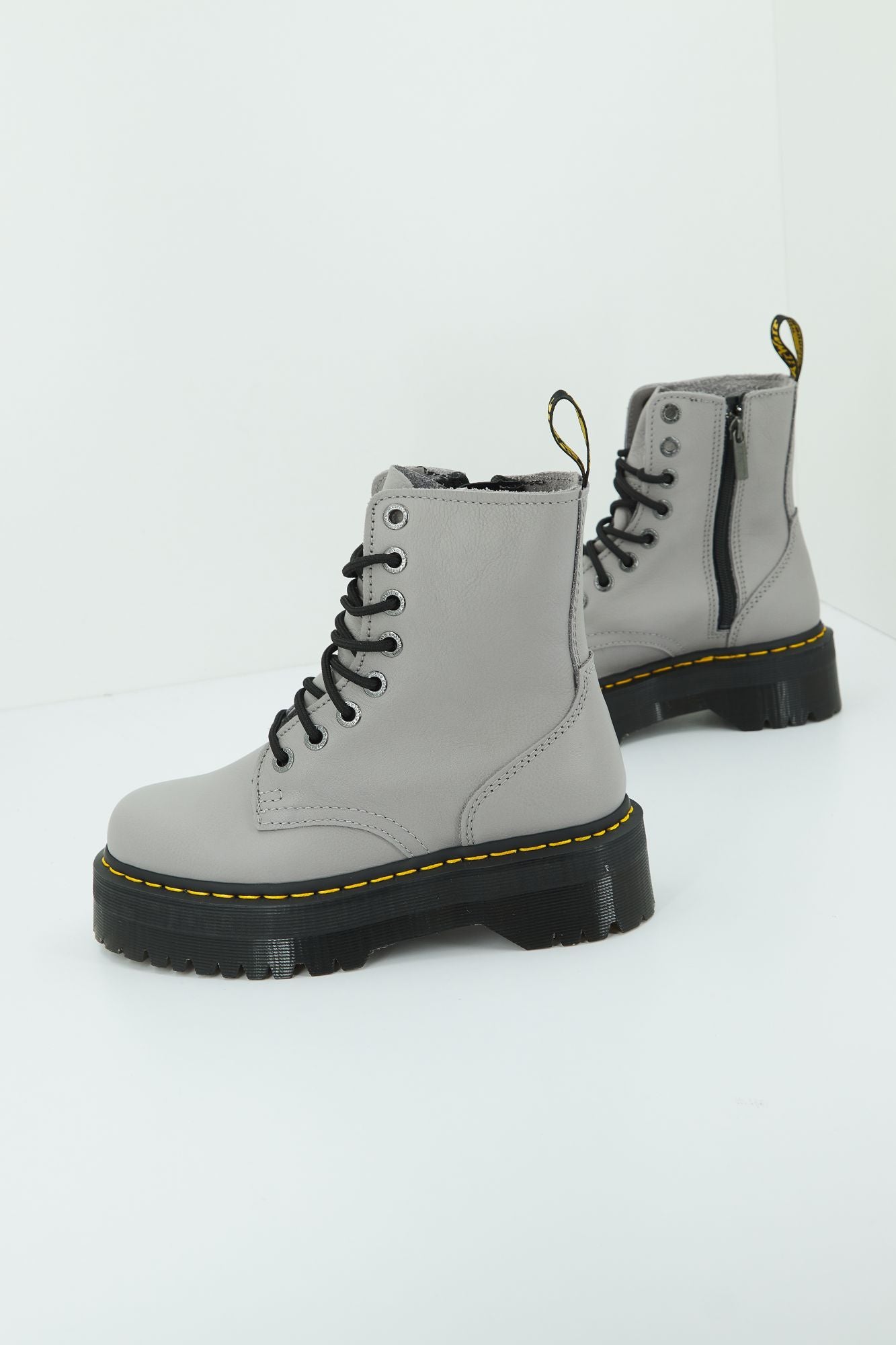 DR. MARTENS JADON III PISA en color GRIS (1)