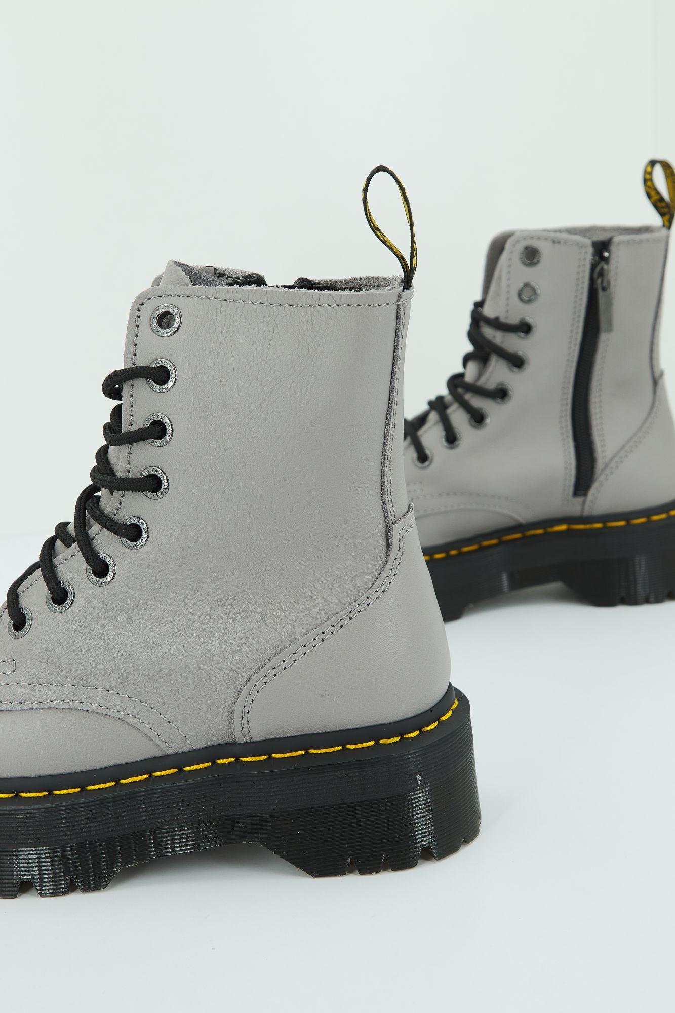 DR. MARTENS JADON III PISA en color GRIS (2)